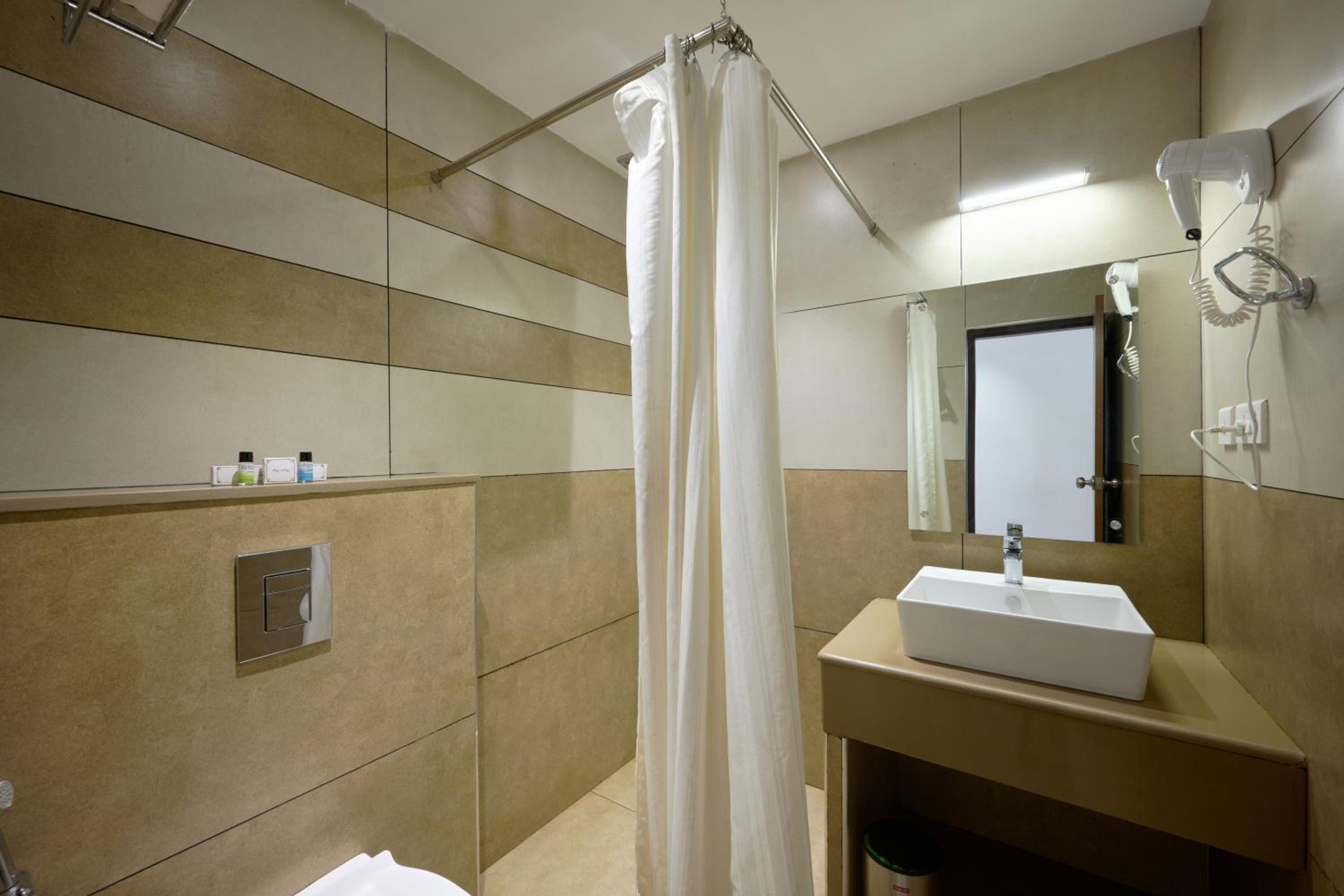 Deluxe Double Room - Photo 13