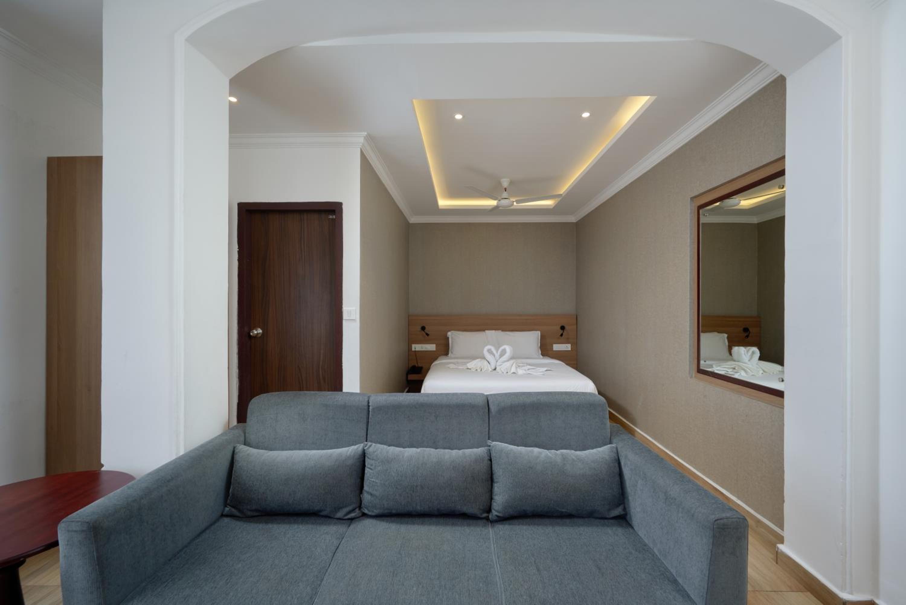 Deluxe Double Room - Photo 11