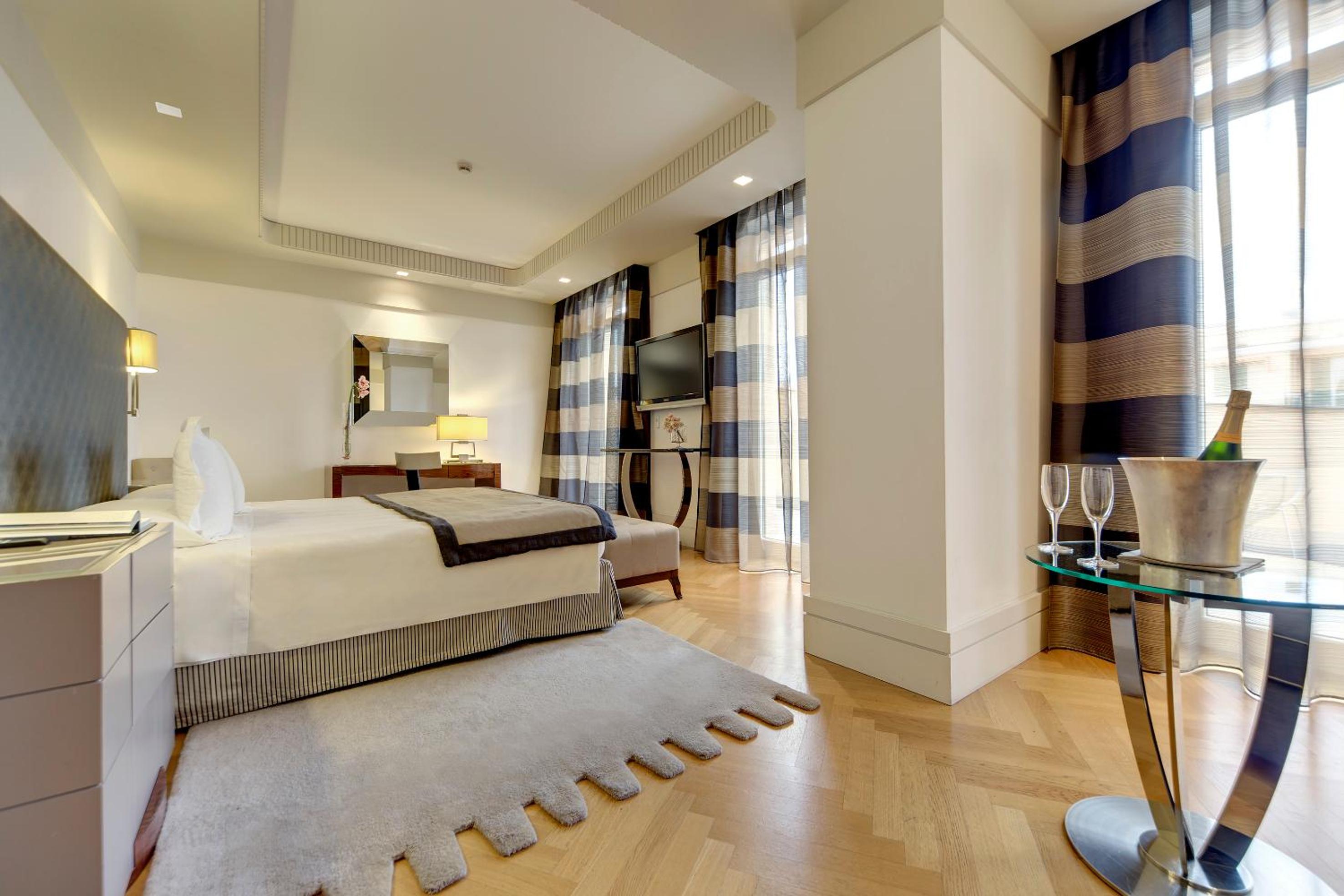Junior Suite with Terrace and Spa Access - Photo 9