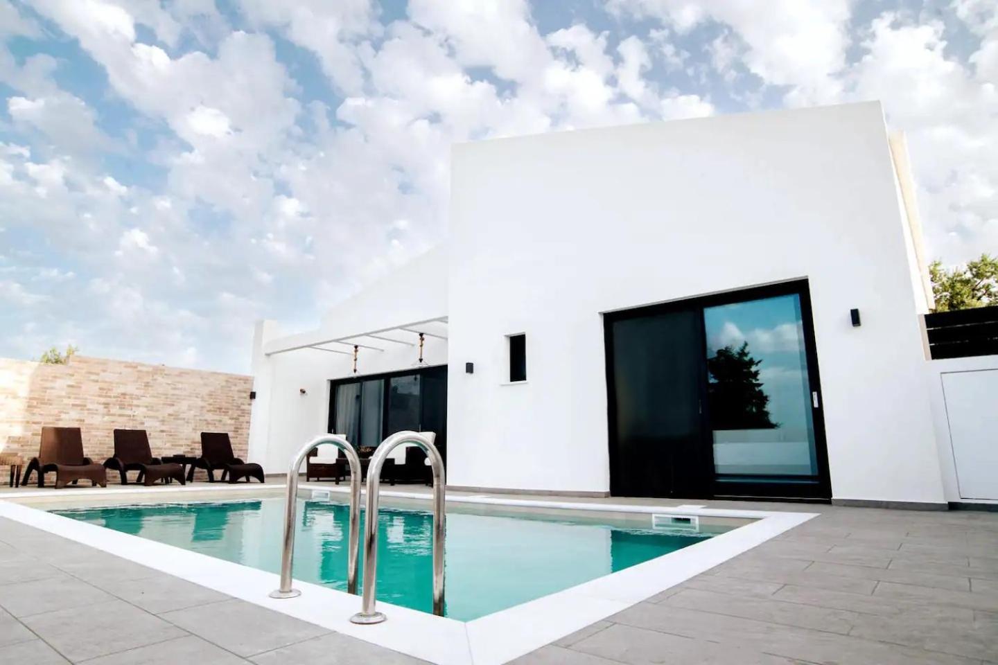 Three-Bedroom Villa photo 2