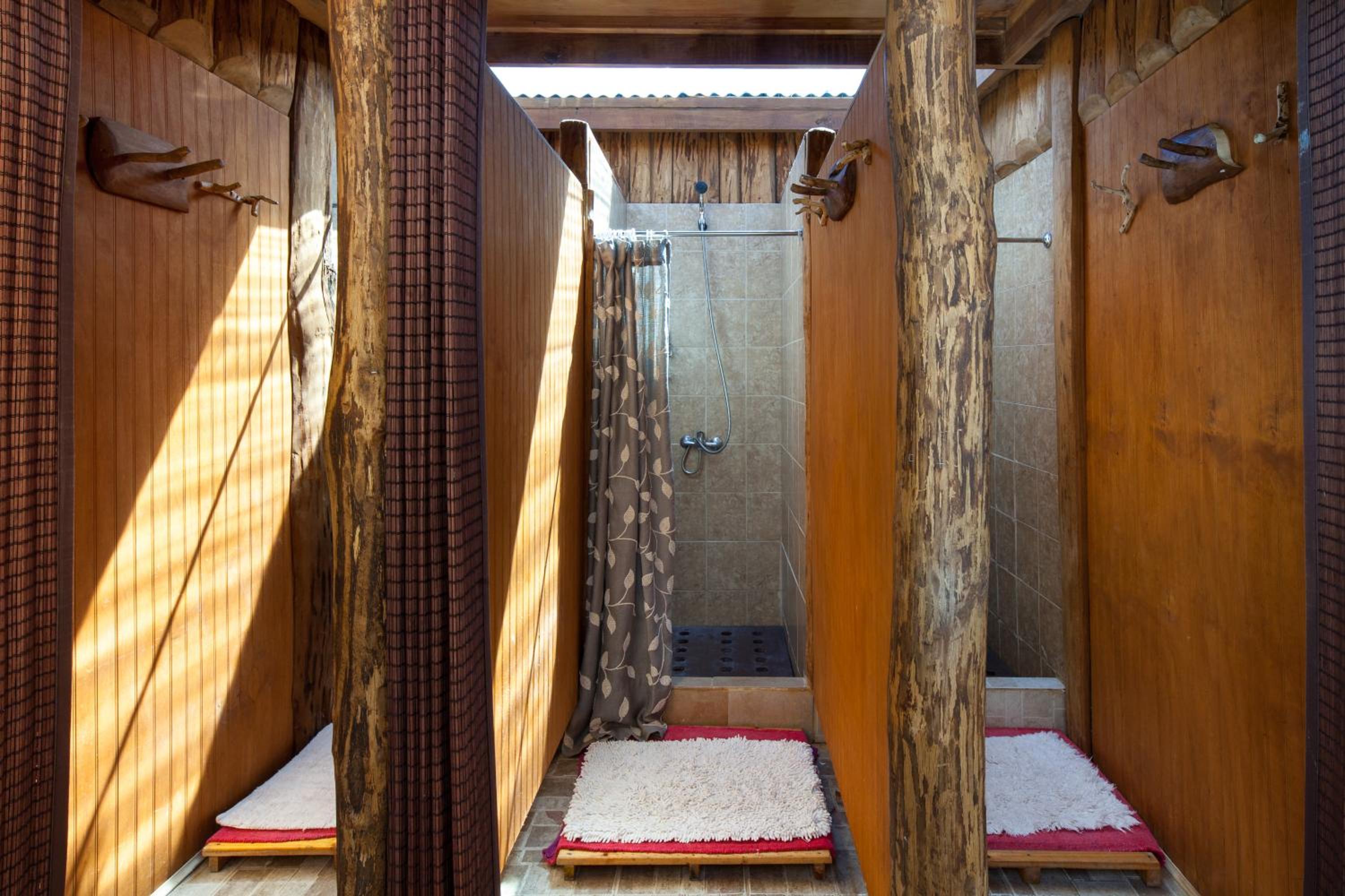 Basic Double or Twin Room with Shared Bathroom photo 2