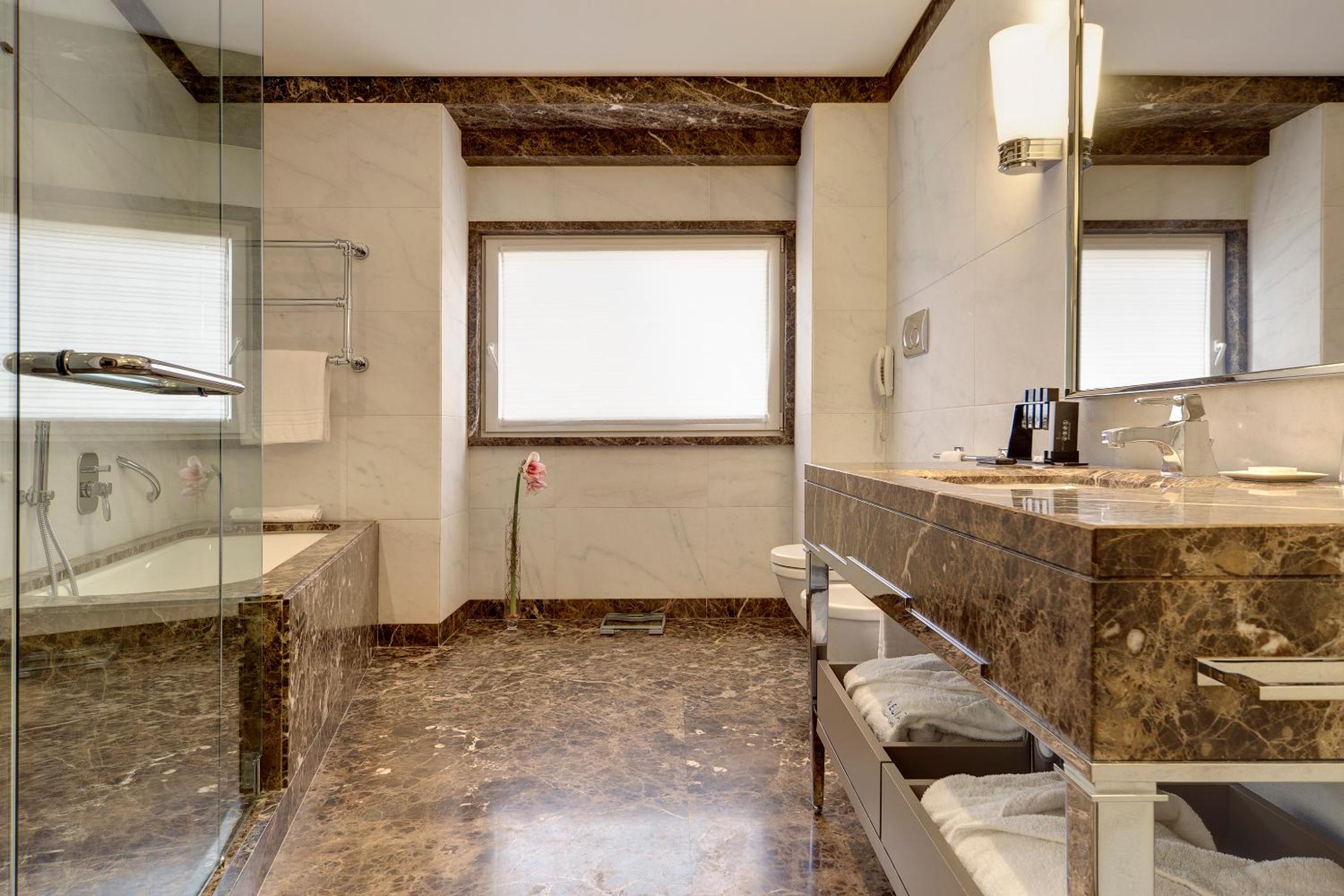 Junior Suite with Spa Access - Photo 2