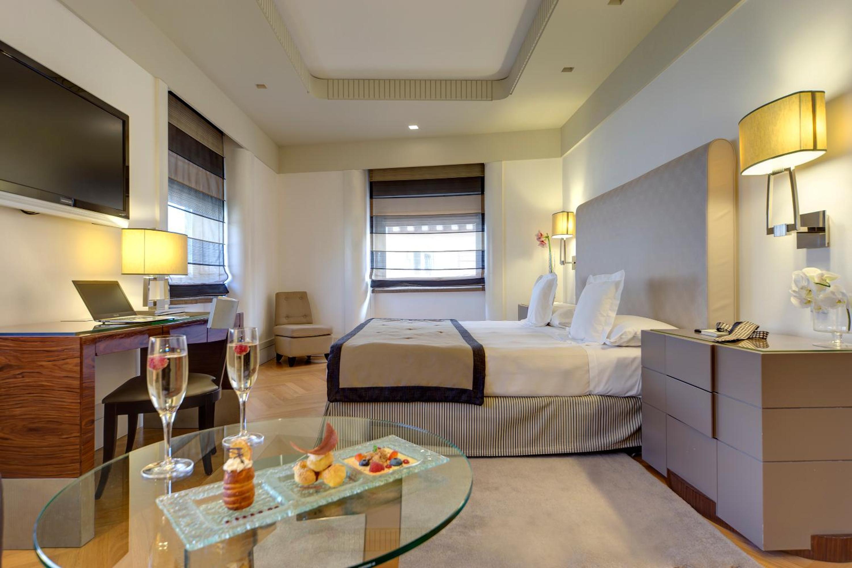 Junior Suite with Spa Access - Photo 5