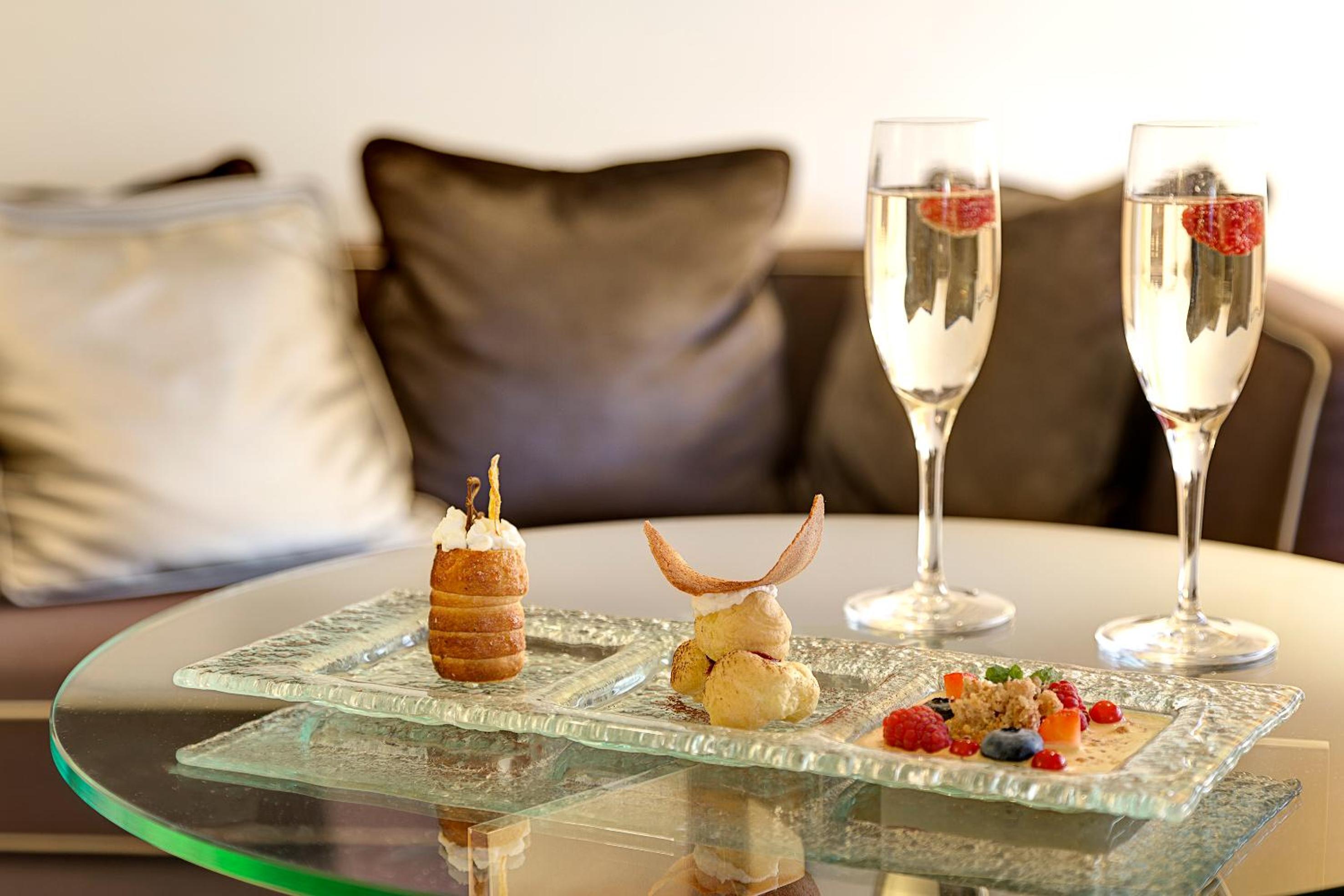 Junior Suite with Spa Access - Photo 4