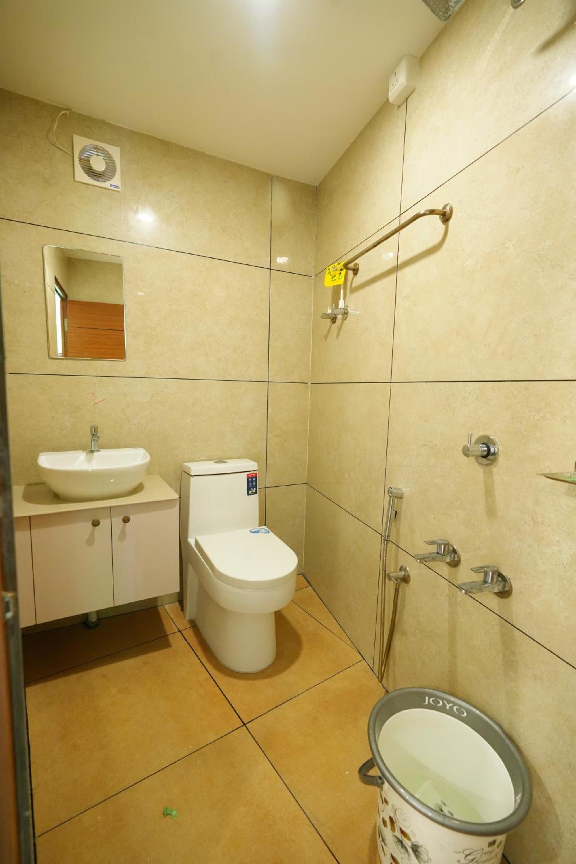 Twin Room With Private Bathroom photo 3