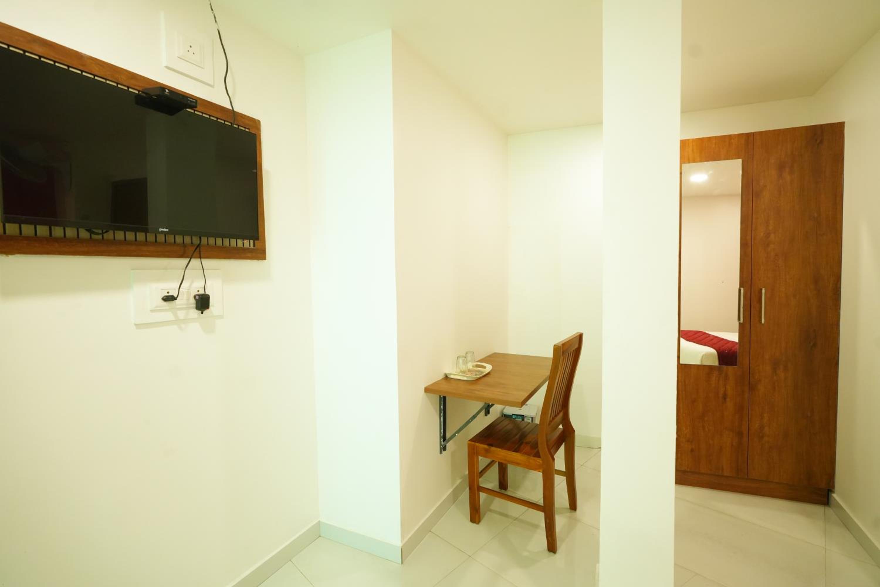 Twin Room With Private Bathroom photo 2