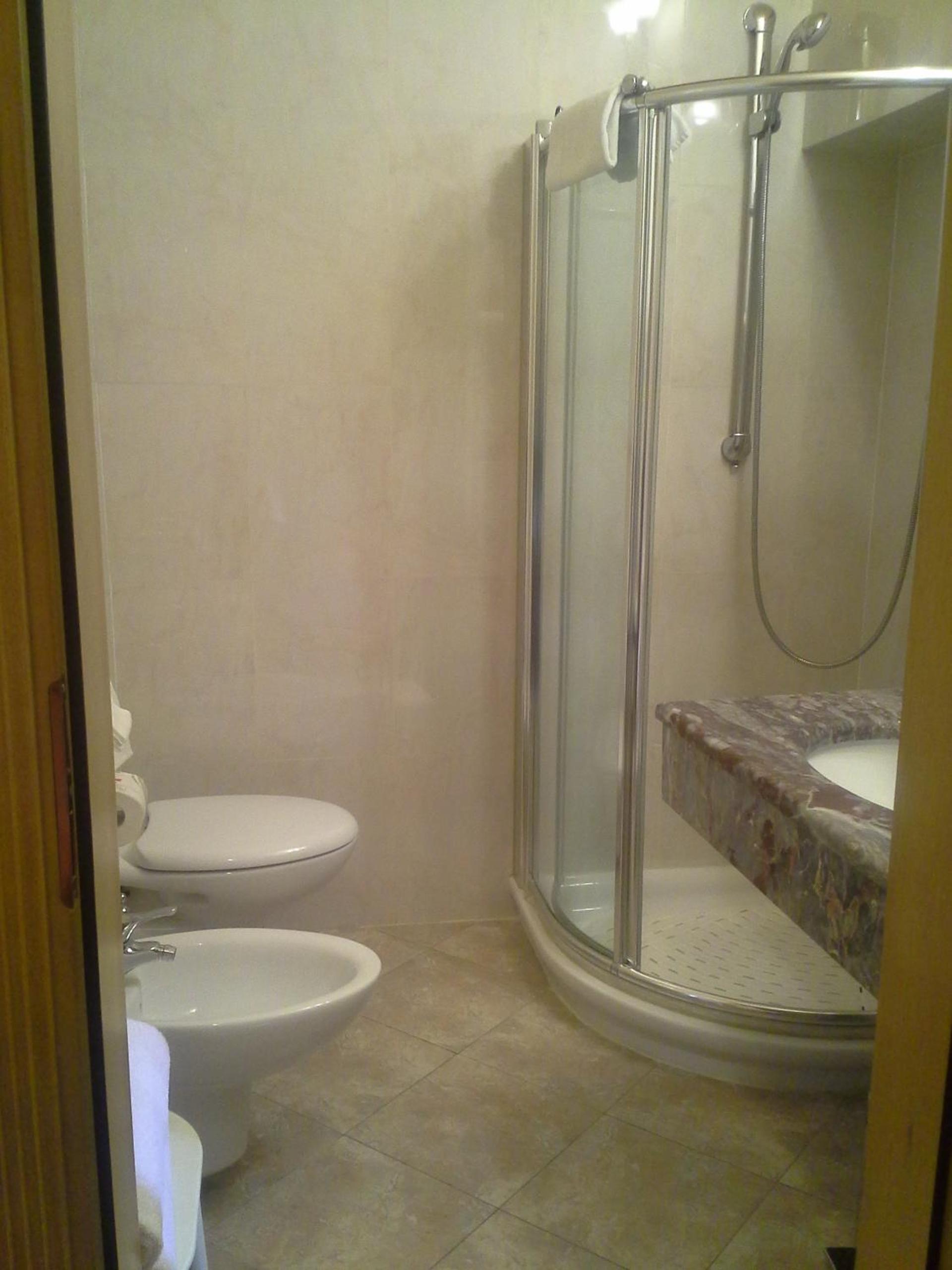 Twin Room thumbnail 5