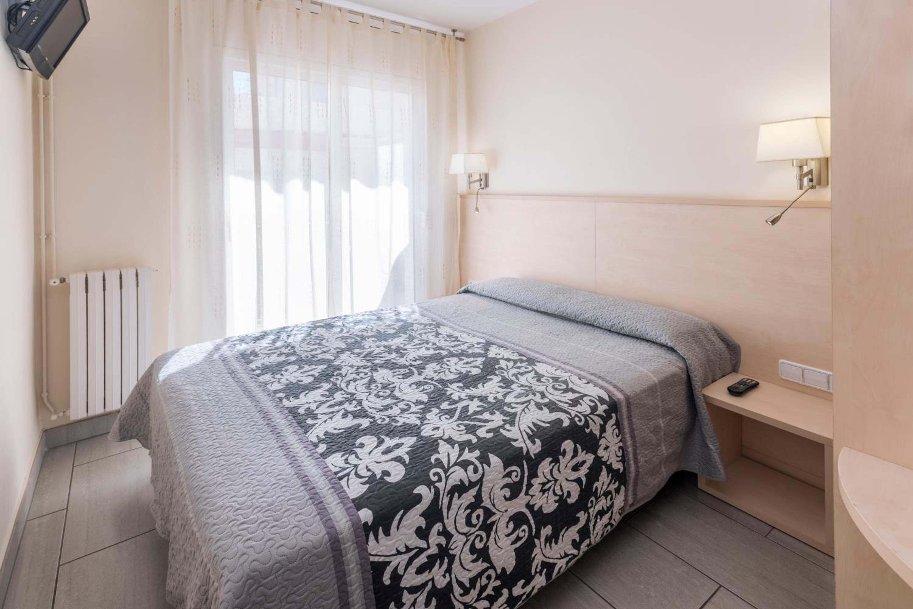 Double or Twin Room with Private Bathroom photo 3