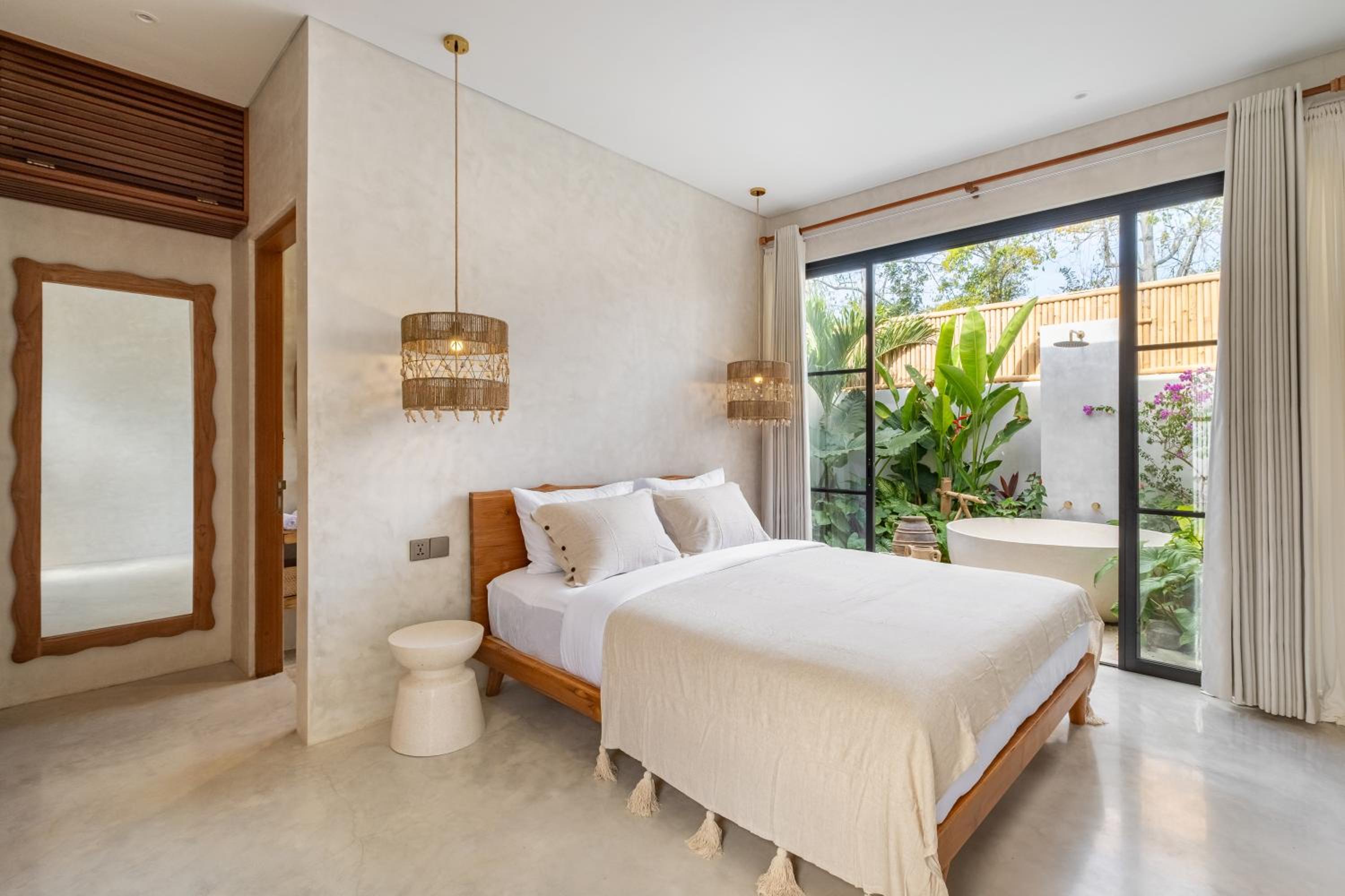 Queen Suite with Pool View