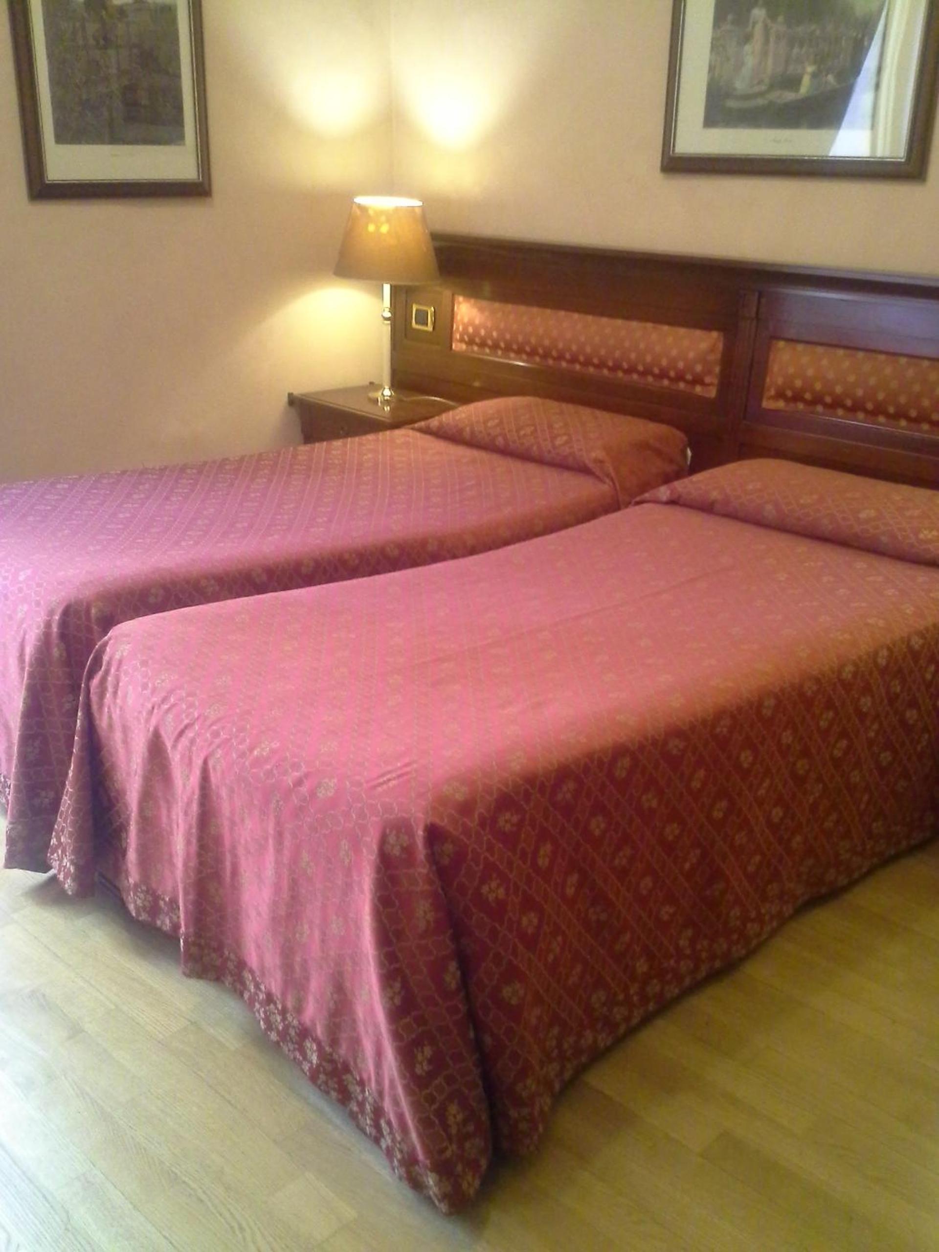 Twin Room thumbnail 6