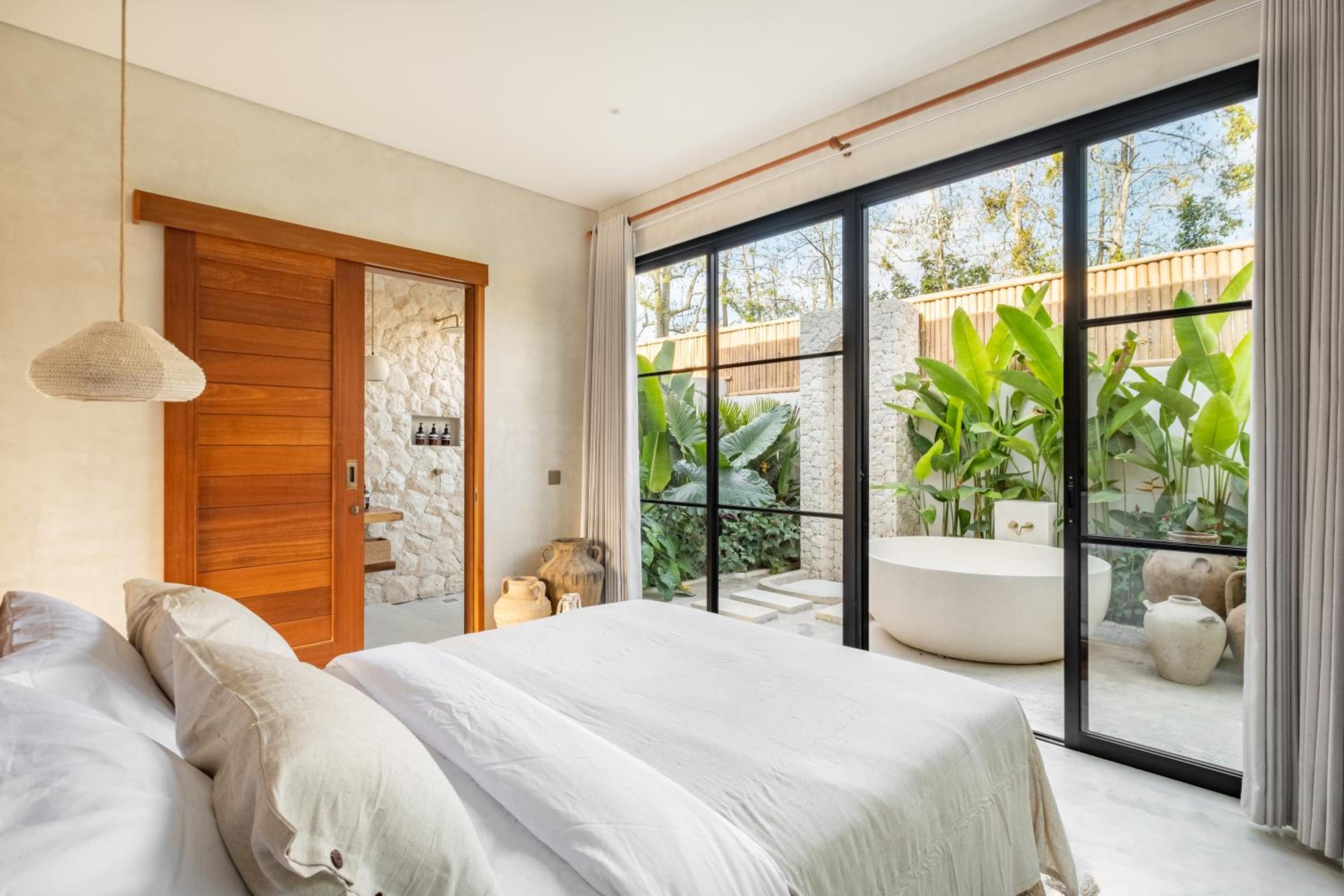 Deluxe Queen Suite