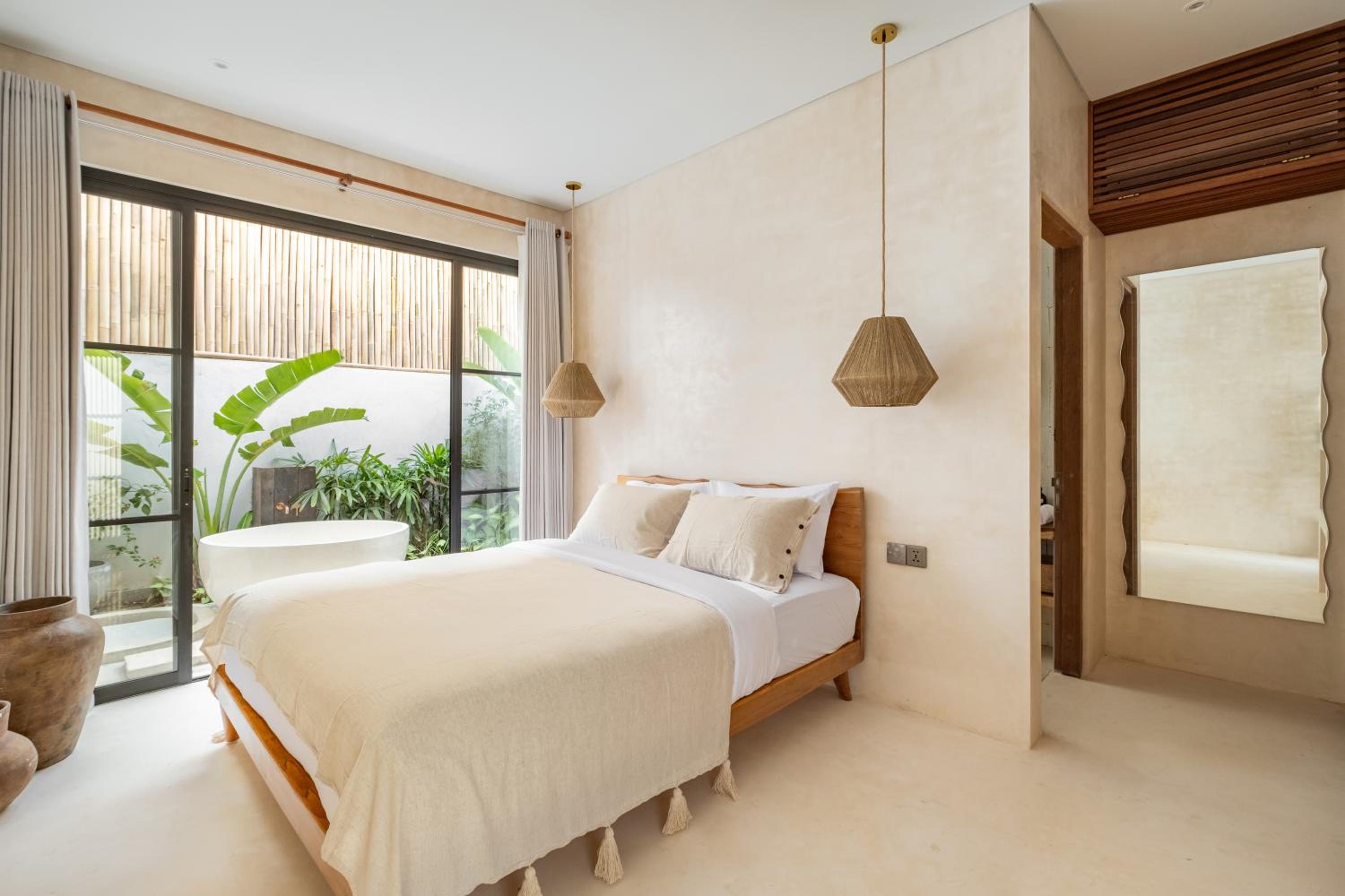 Queen Suite with Pool View