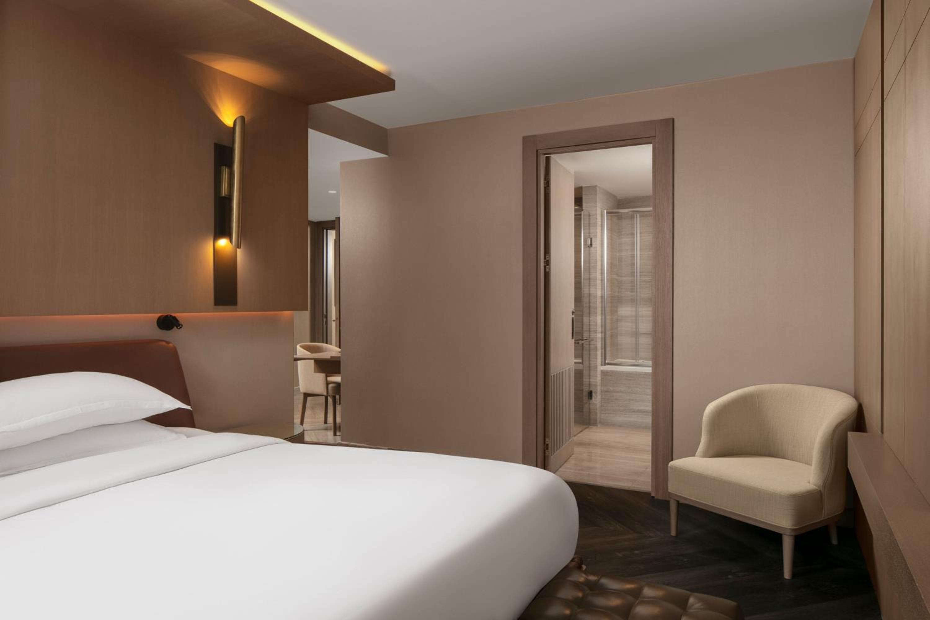 Executive Suite with Lounge Access thumbnail 5