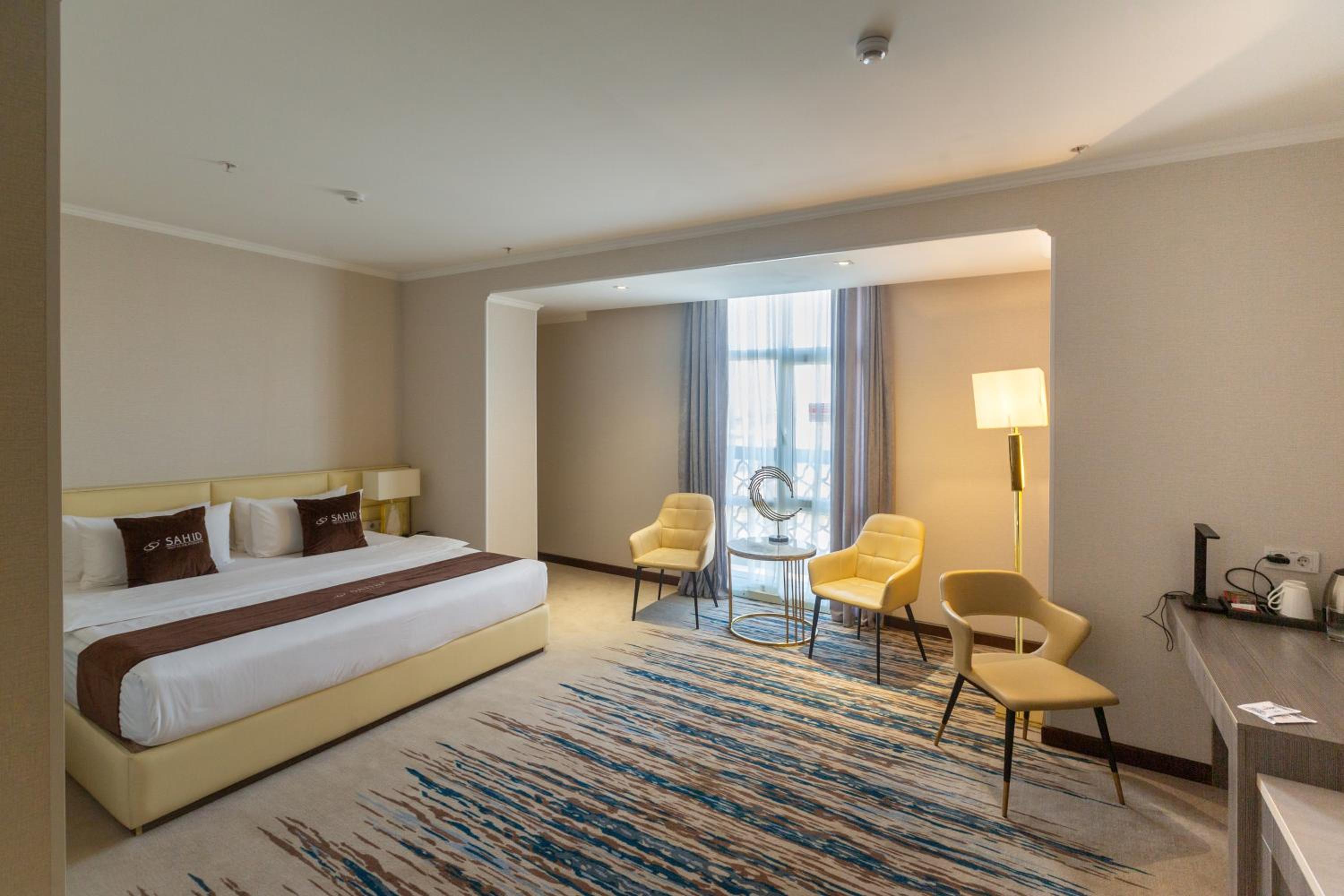 Deluxe King Room - Photo 4