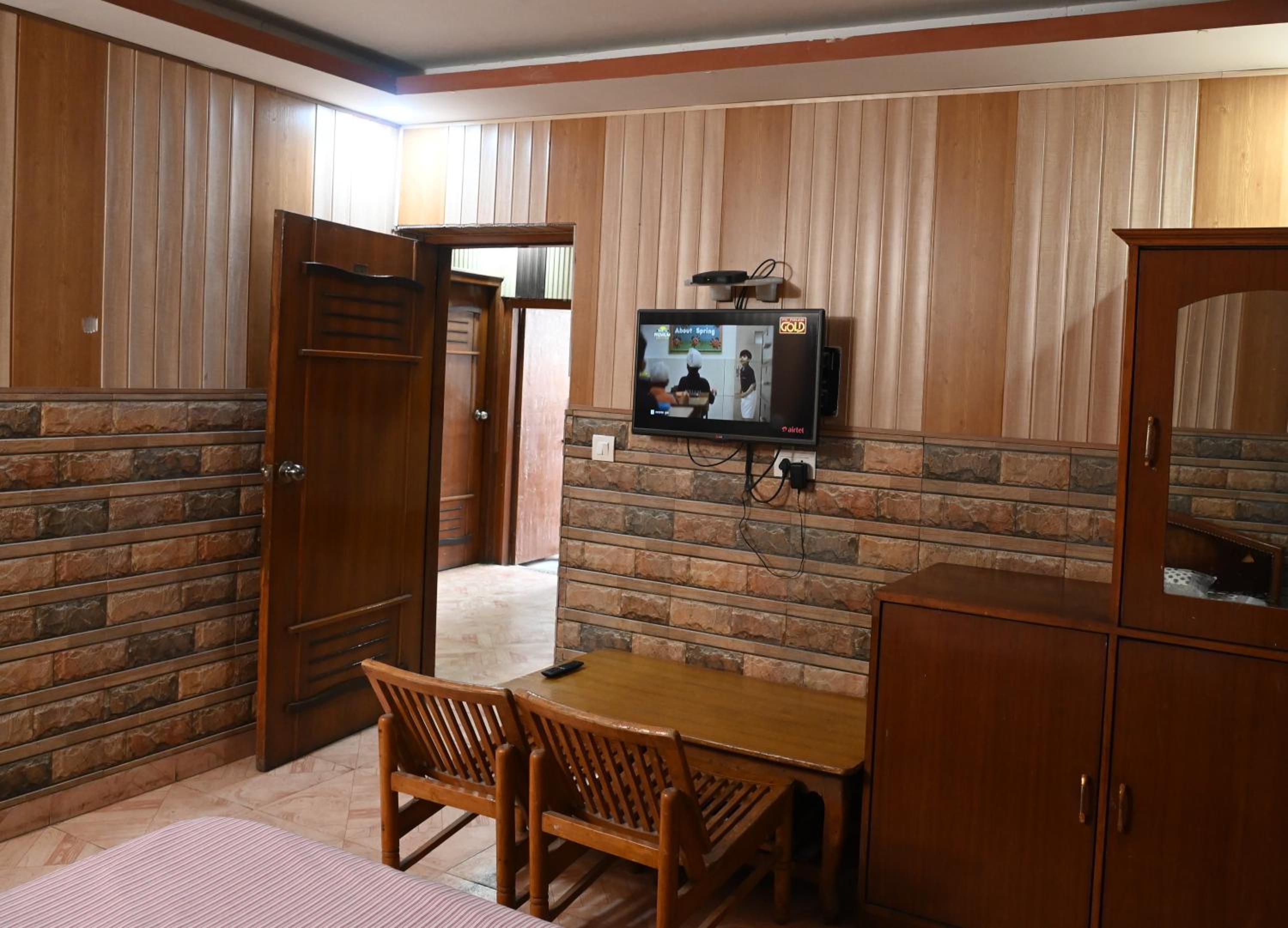 Double Room with Private Bathroom - Photo 13