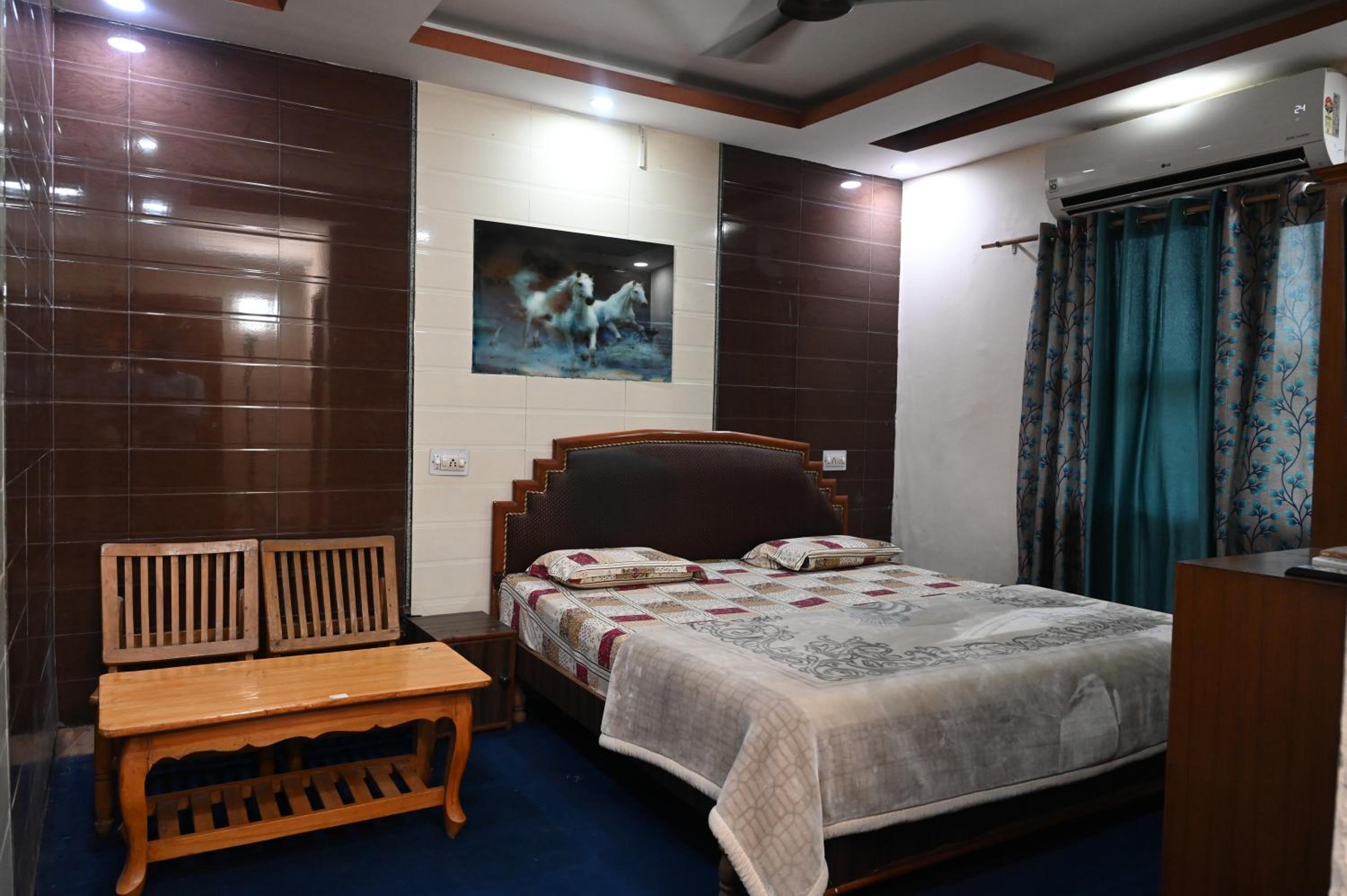 Double Room with Private Bathroom - Photo 10