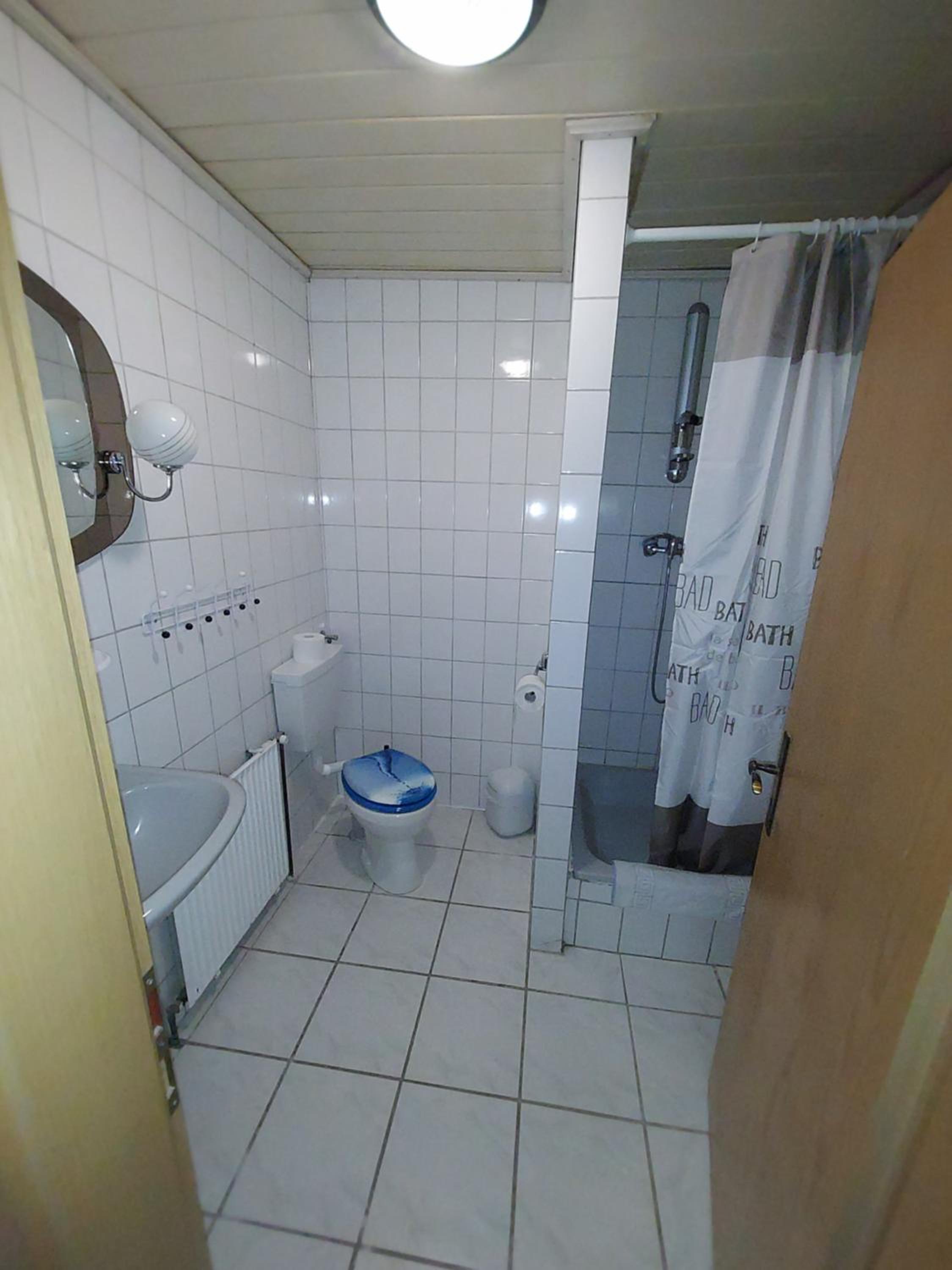 Family Room with Private Bathroom - Photo 2
