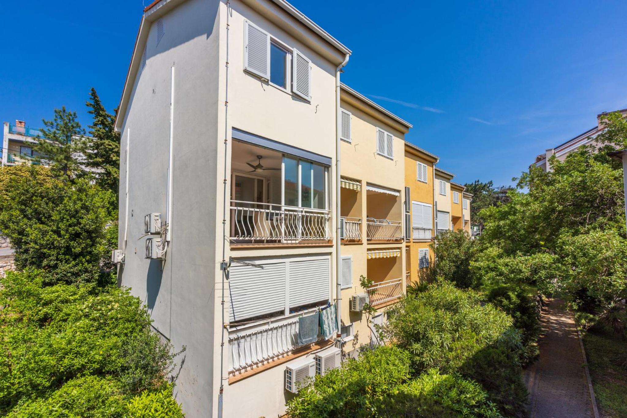 Apartment with Balcony photo 3
