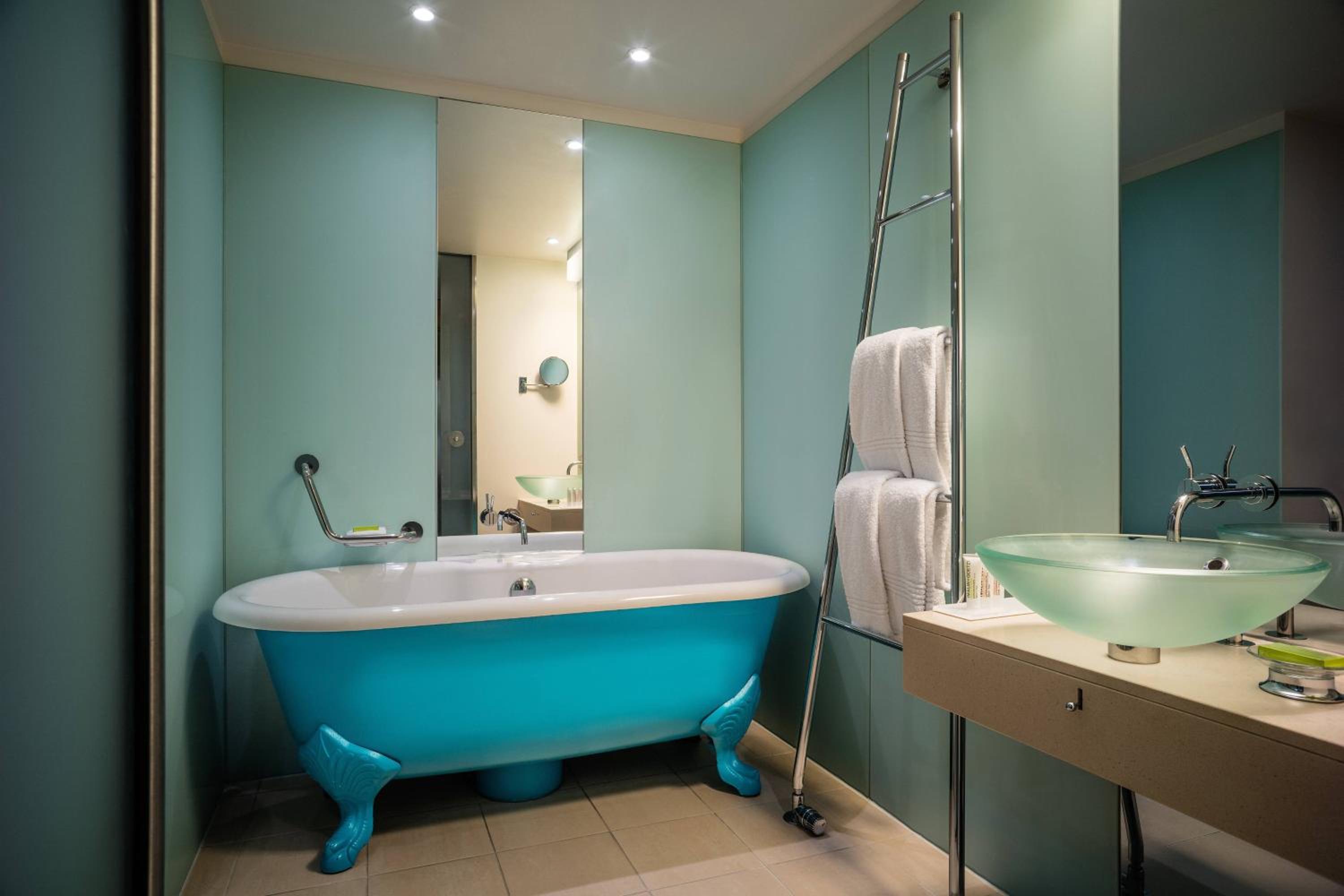 Deluxe Room, partial Alster view - Photo 7