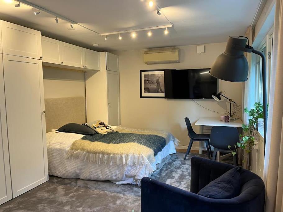One-Bedroom Apartment photo 1
