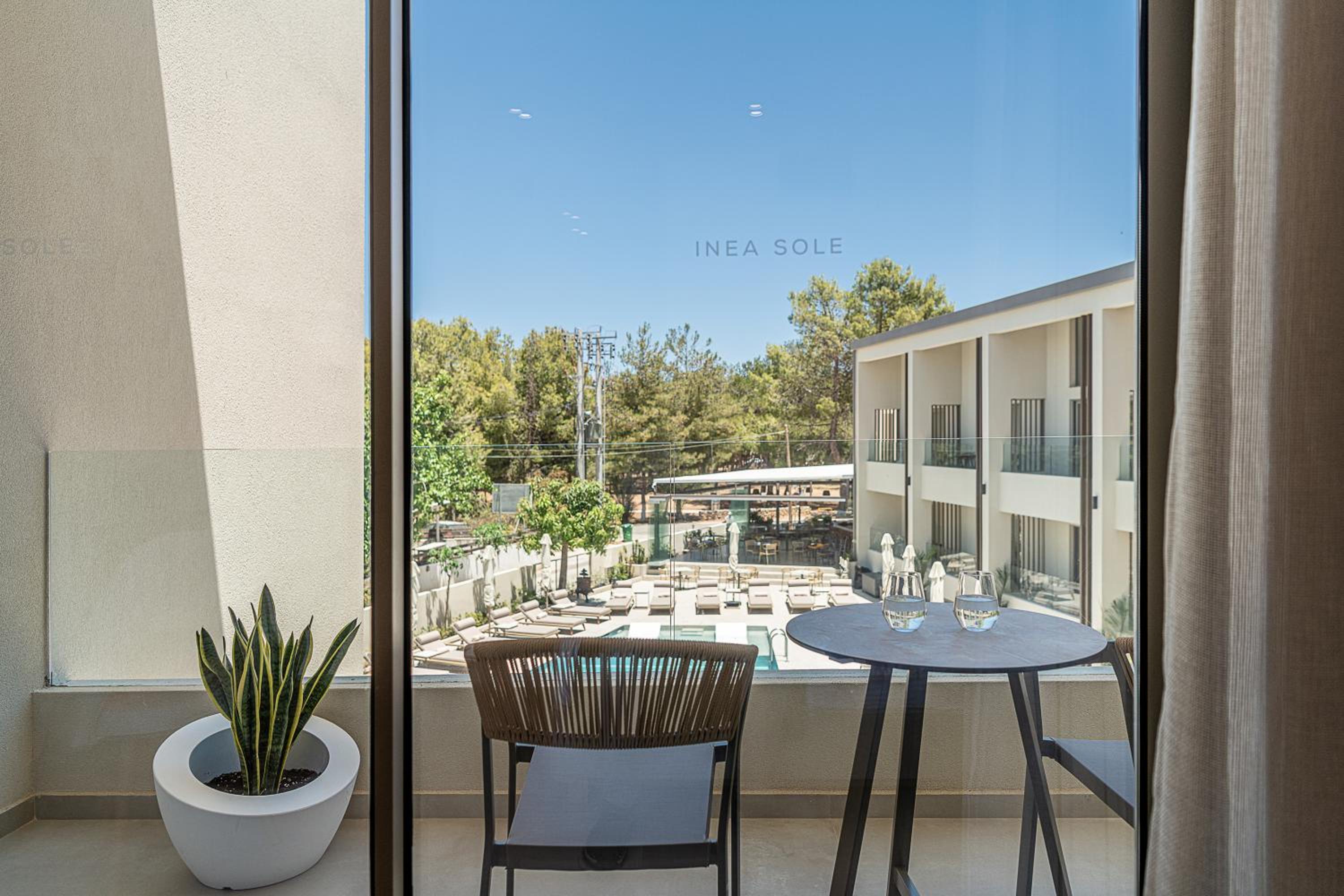 Double Room with Pool View - Photo 5