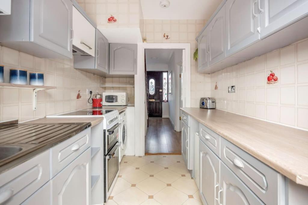 Four-Bedroom House - Photo 8