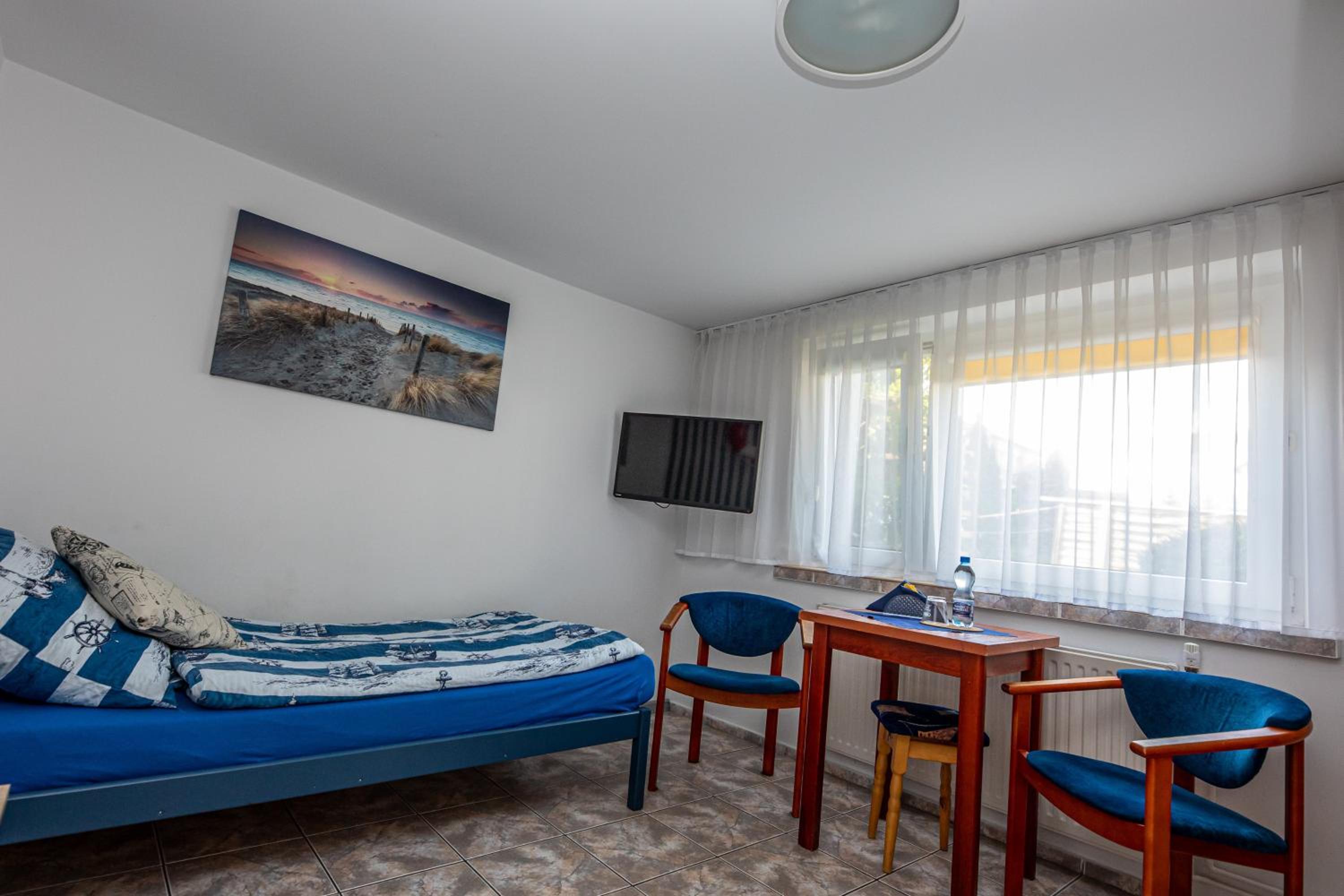 Twin Room - Photo 3