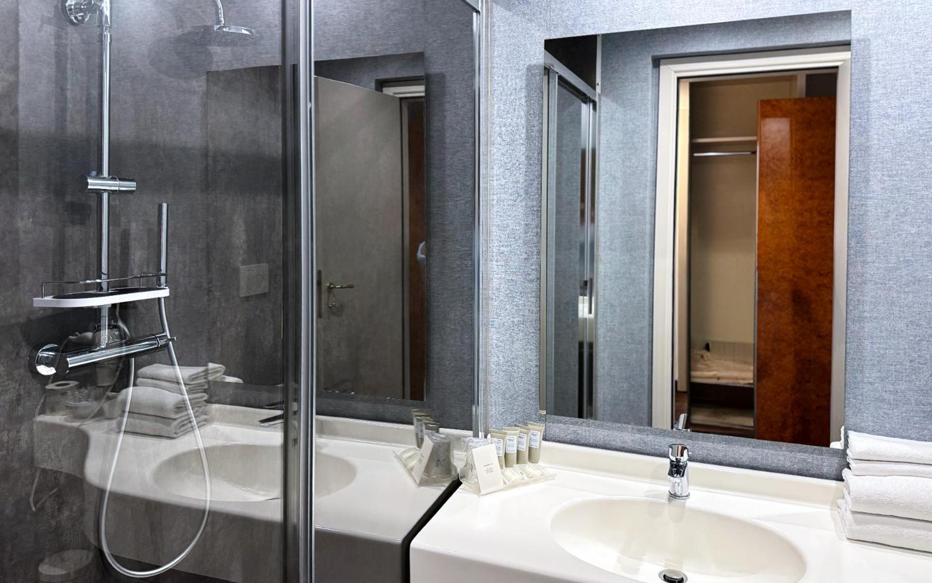 Premium Double Room with Spa Access - Photo 10