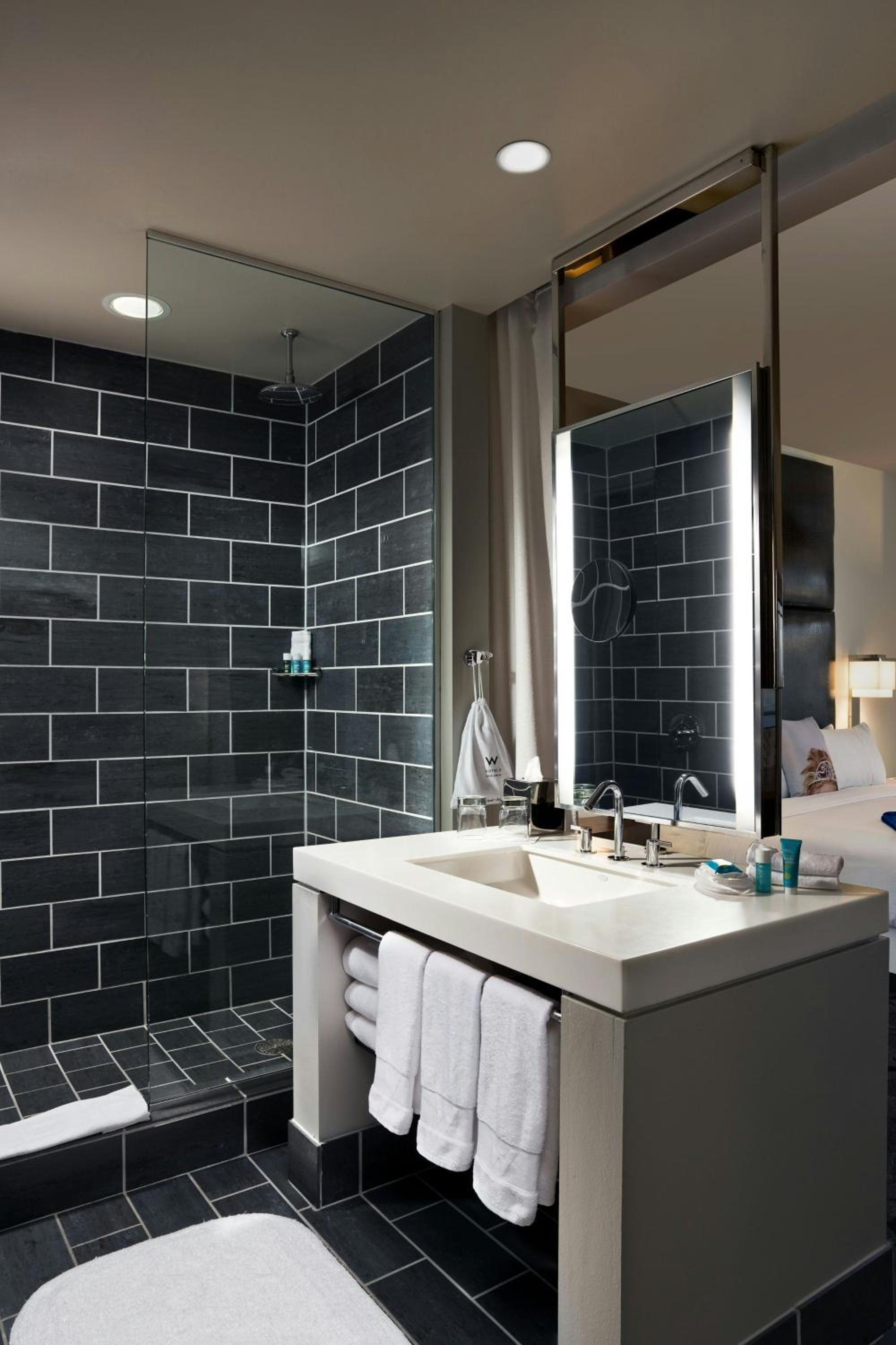 Deluxe King Room - High Floor photo 2