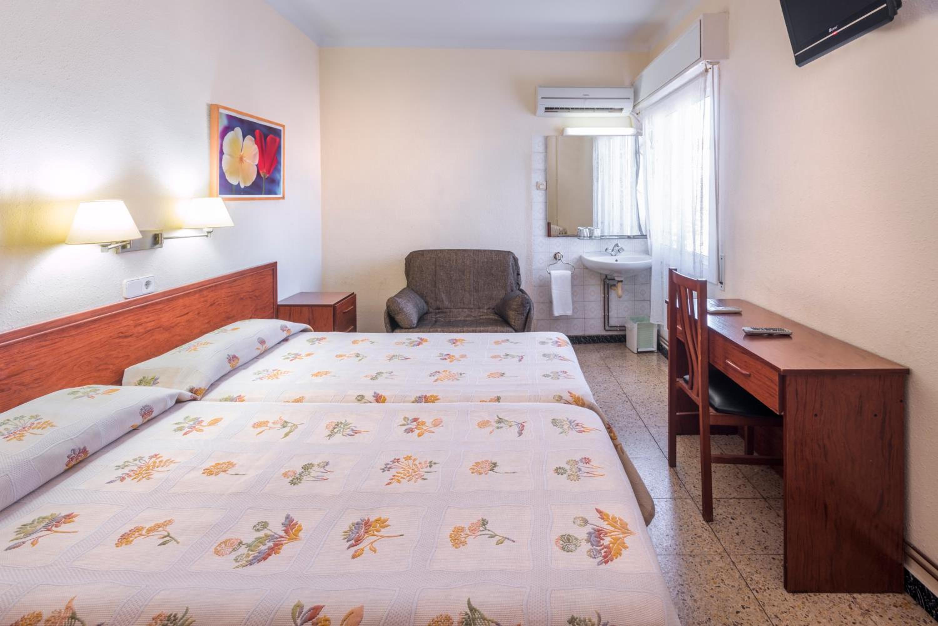 Double or Twin Room with Shared Bathroom photo 2