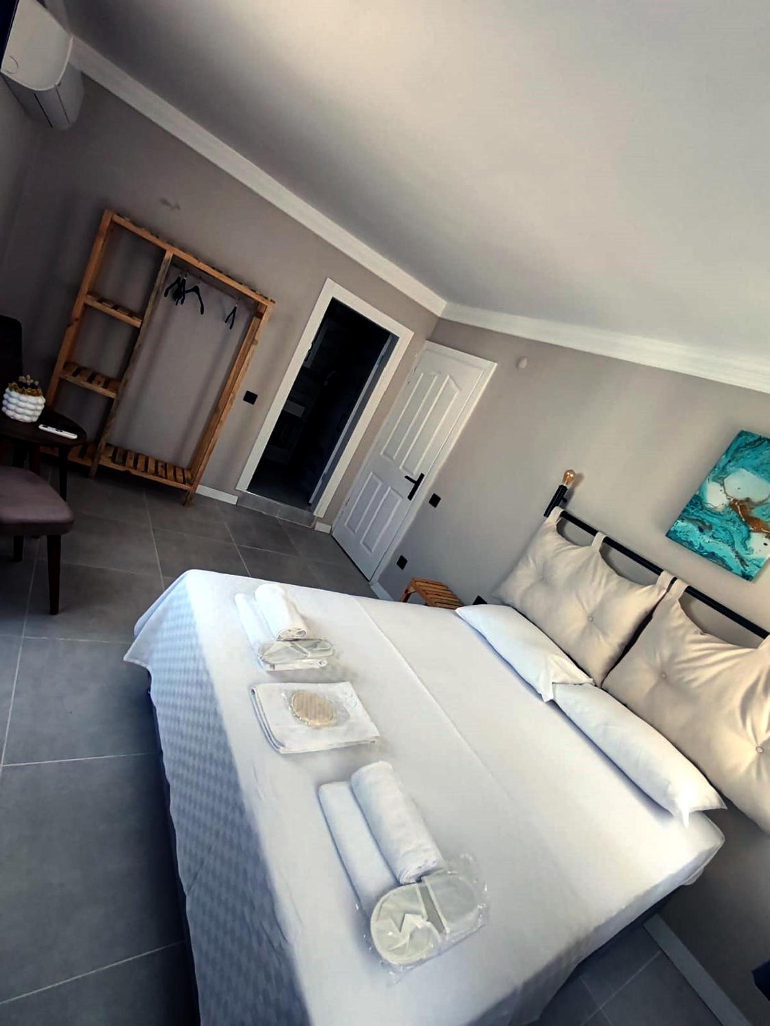 Deluxe Double Room - Photo 13