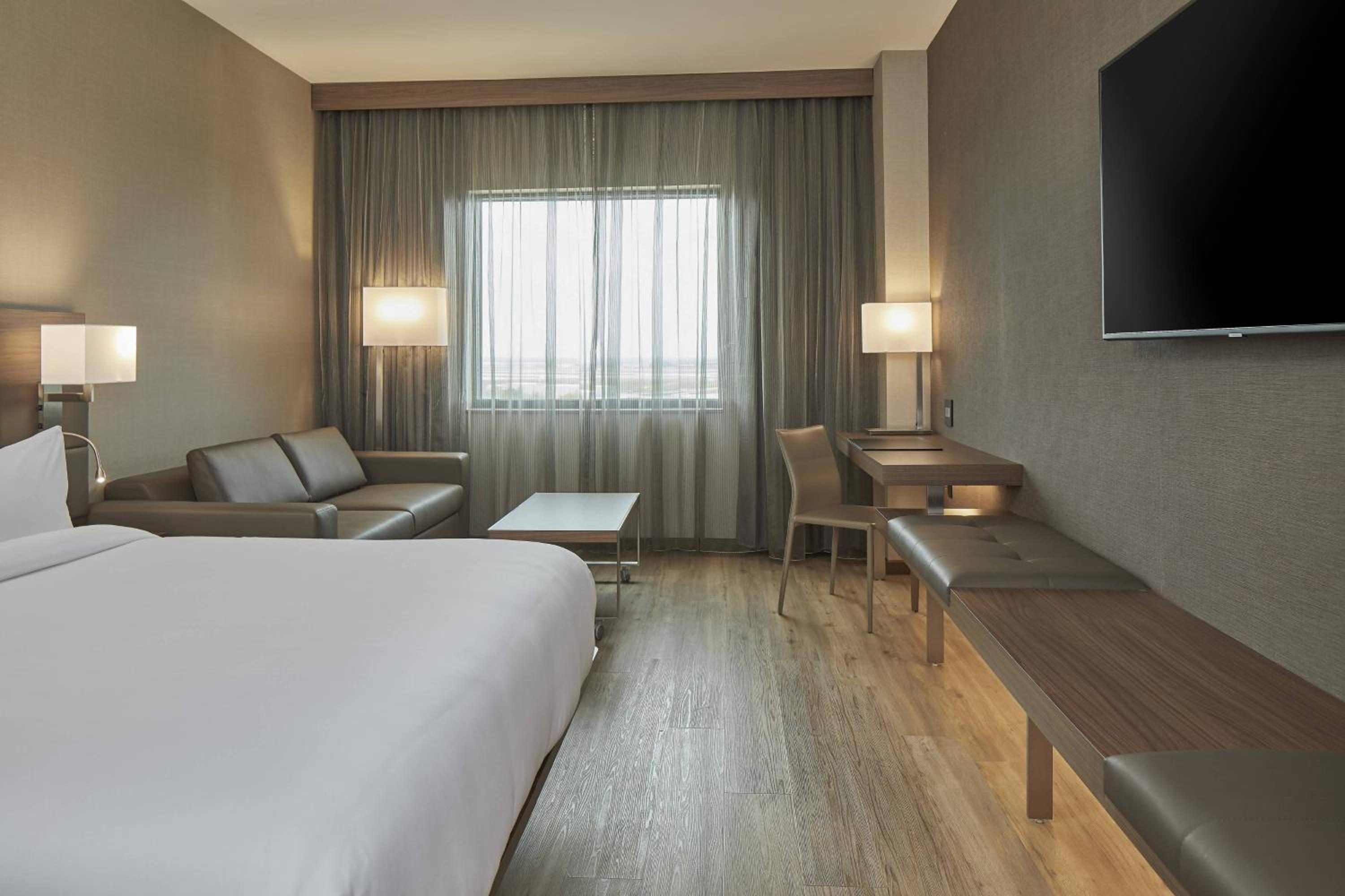 King Room with Adapted Tub - Mobility Accessible - Photo 3