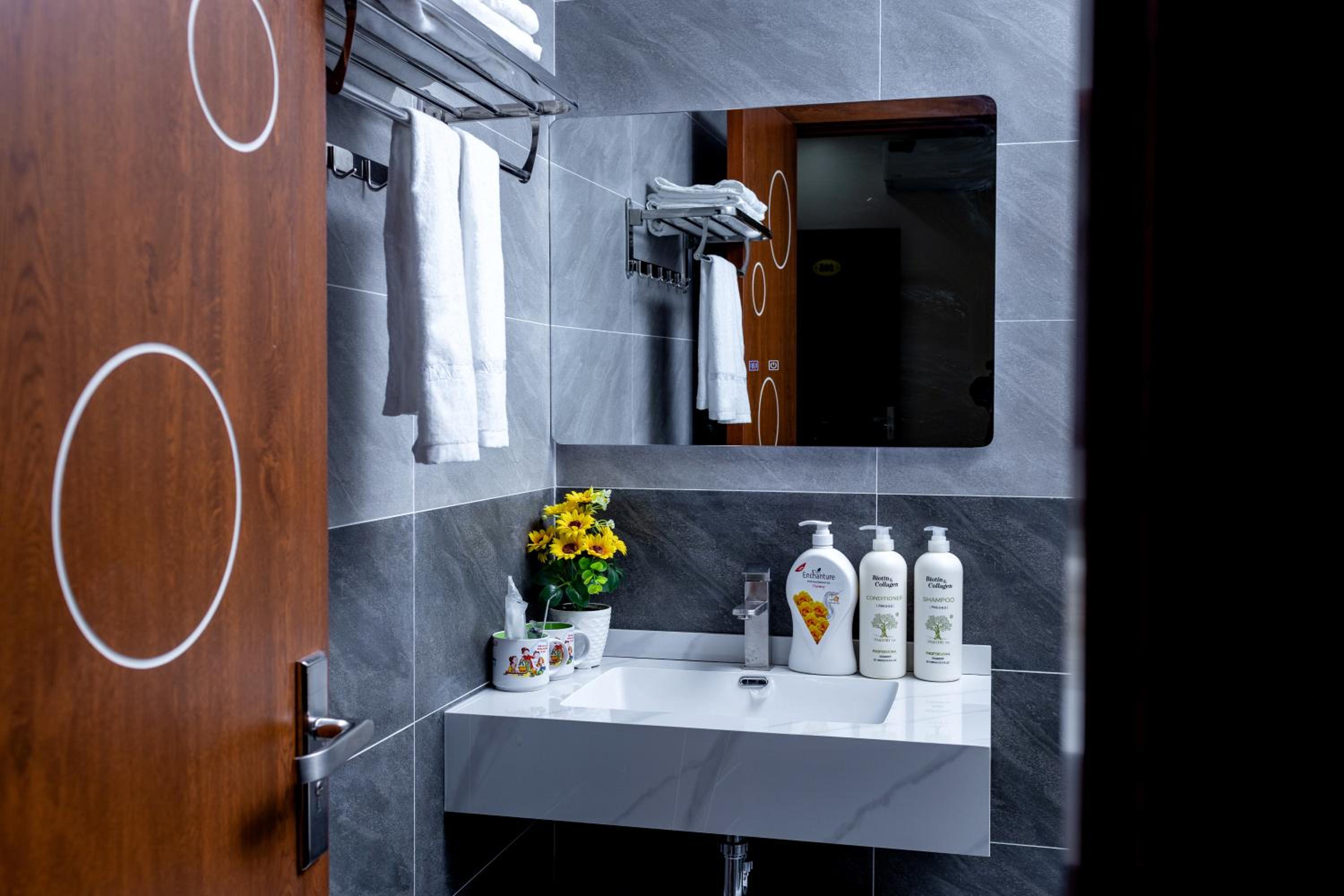 Twin Room with Private Bathroom photo 3