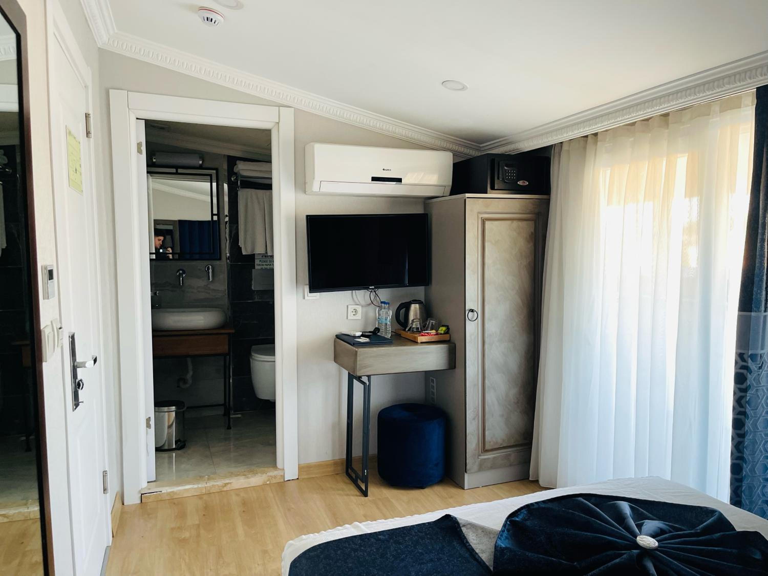 Double Room with Balcony (2 Adults + 1 Child) photo 3