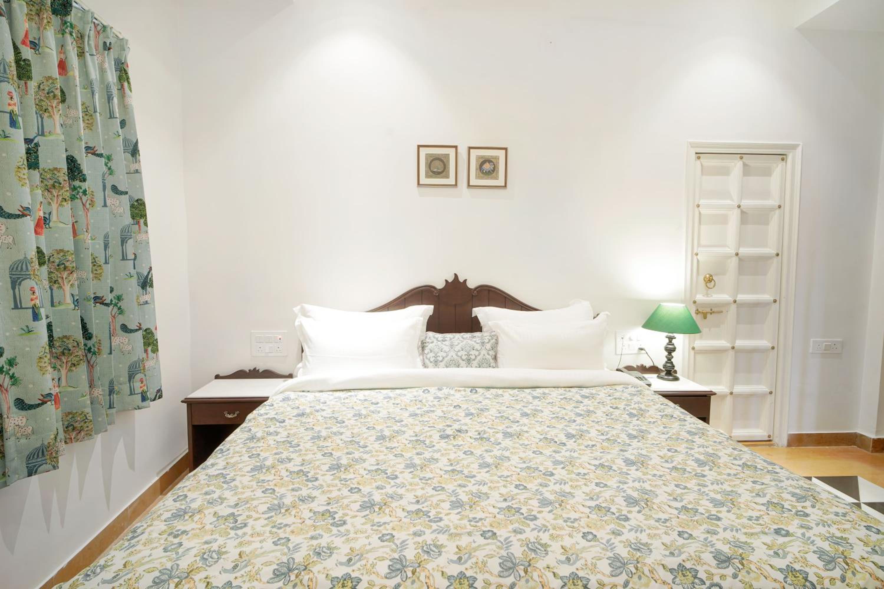 Deluxe Room - Photo 12