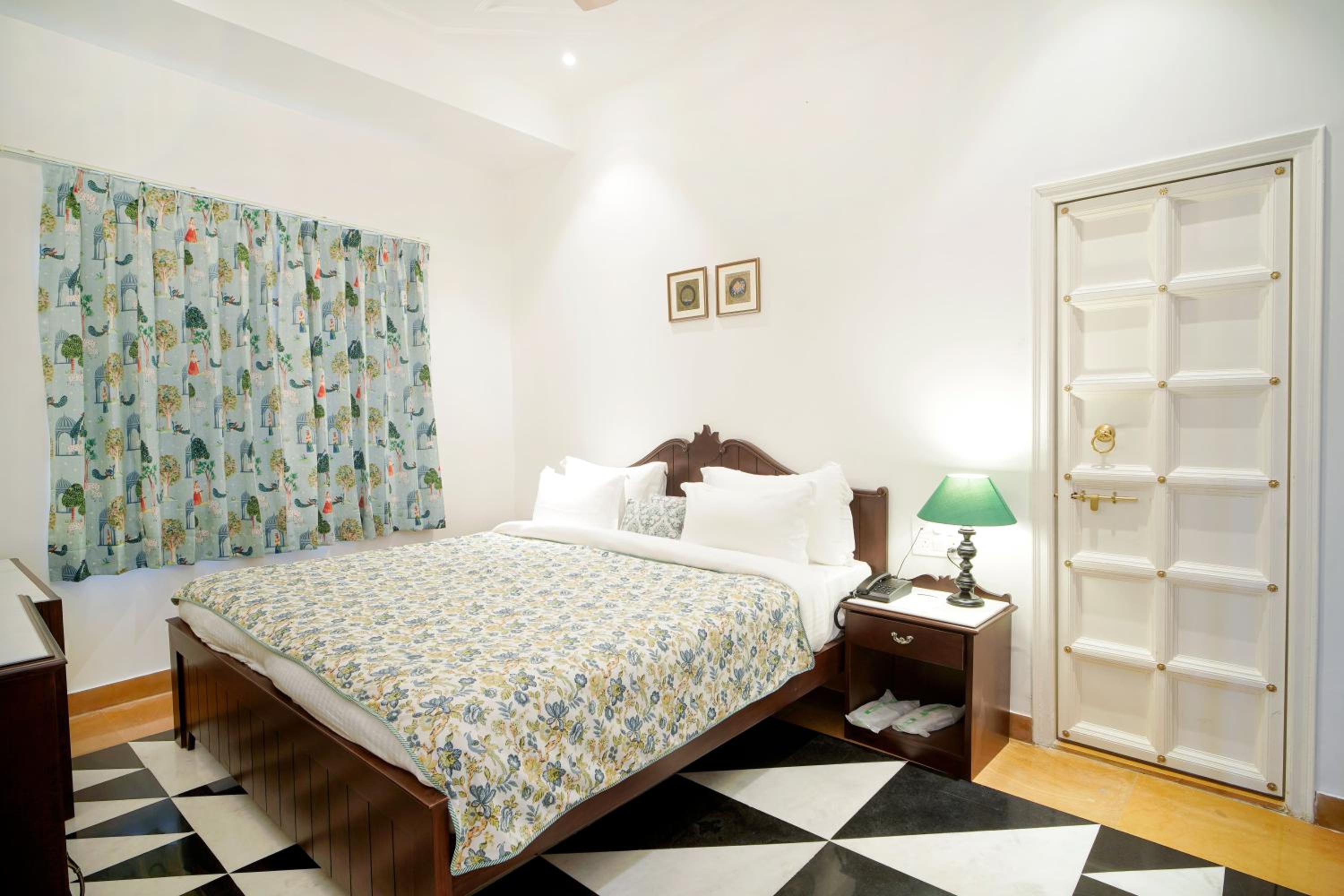 Deluxe Room - Photo 11