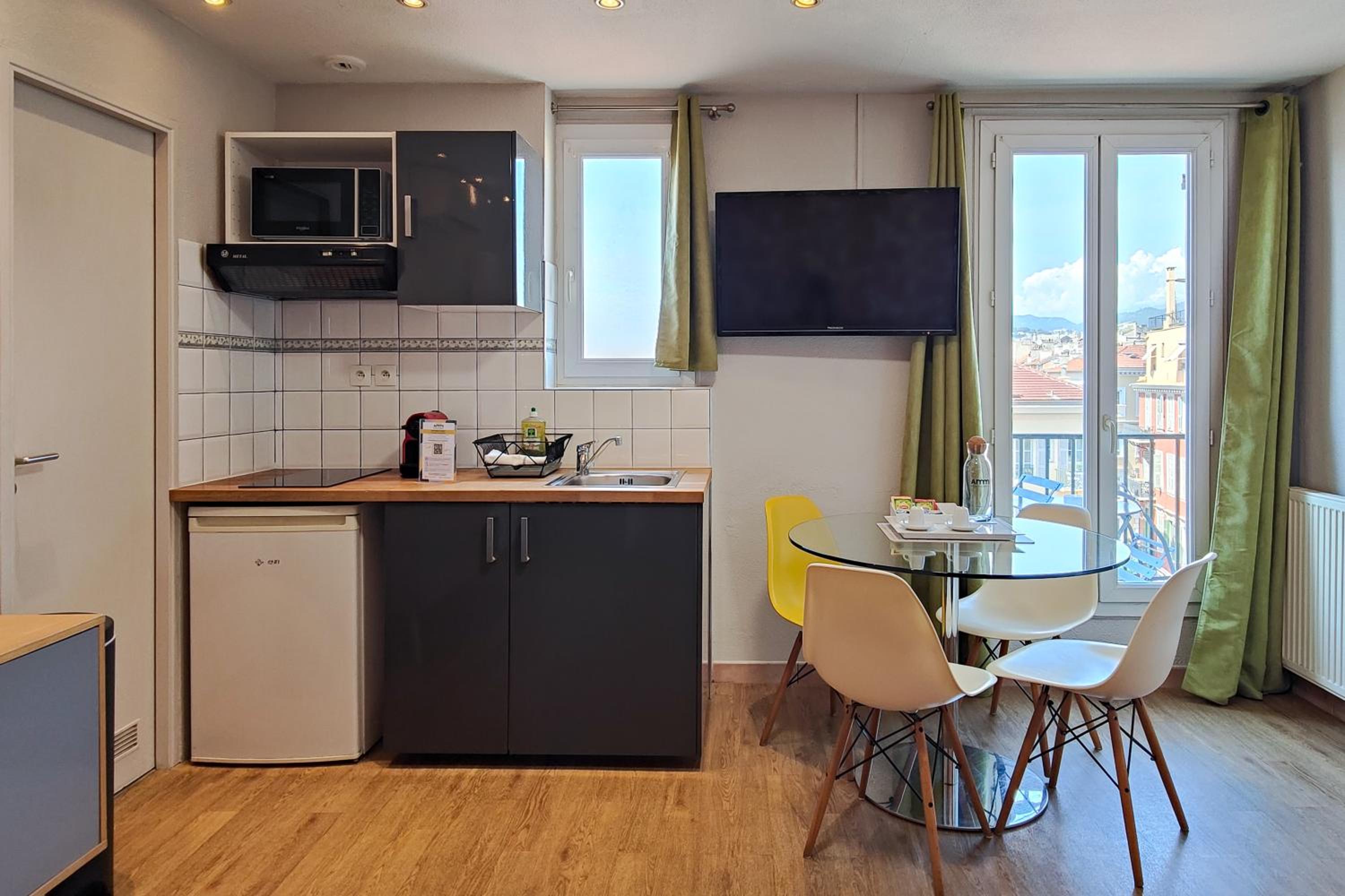Duplex Apartment with Balcony - Photo 7