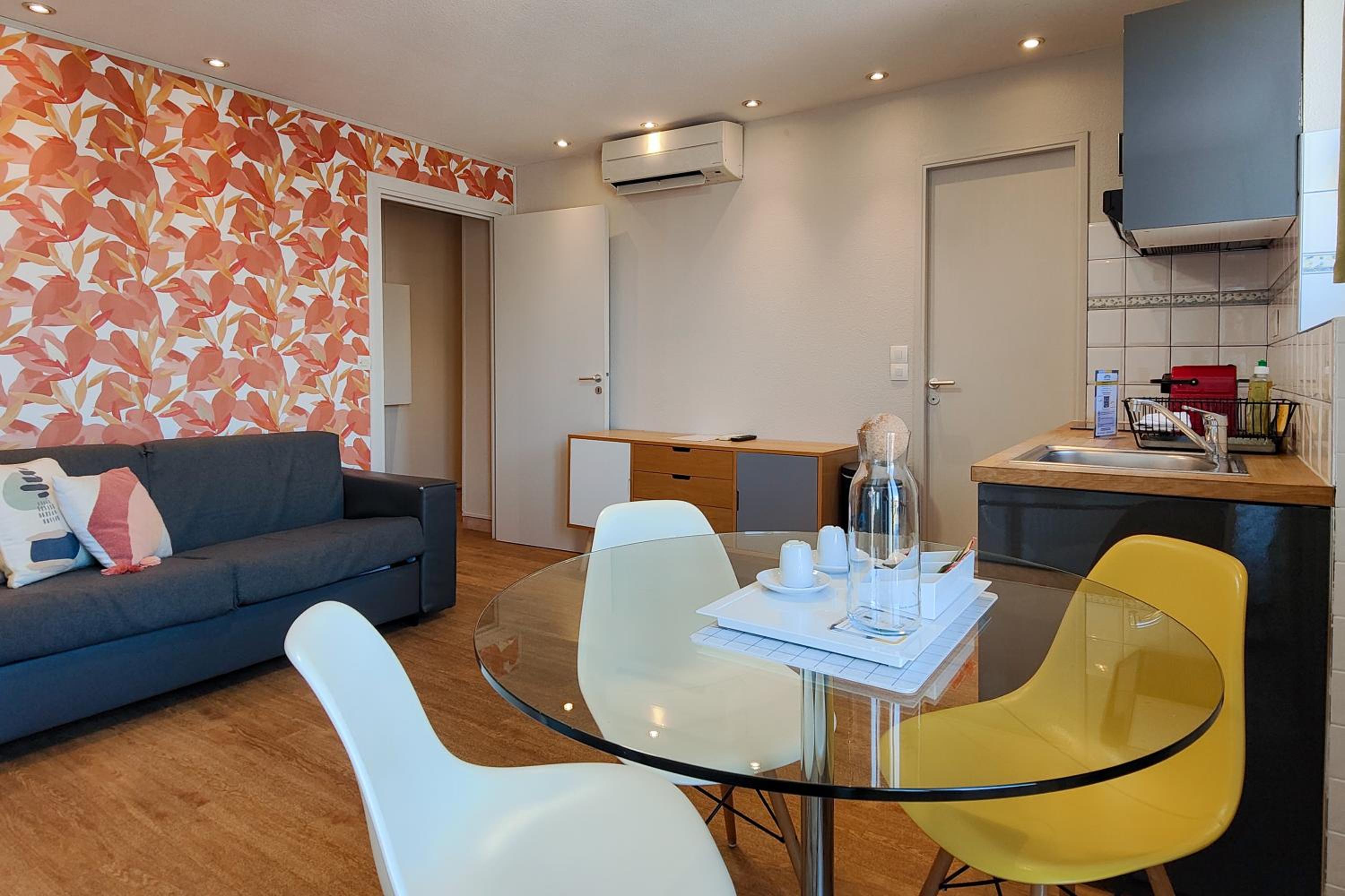 Duplex Apartment with Balcony - Photo 9