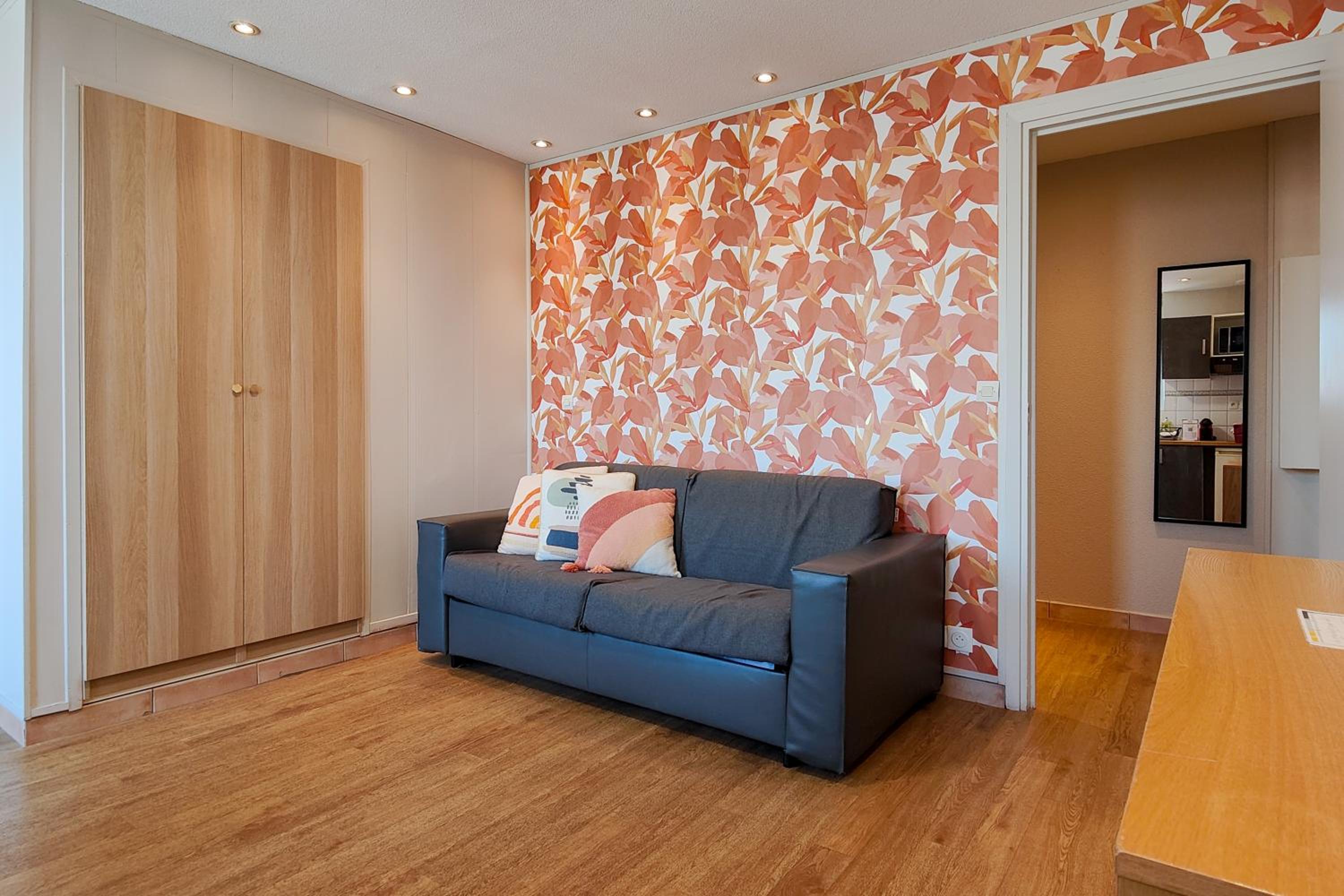 Duplex Apartment with Balcony - Photo 8