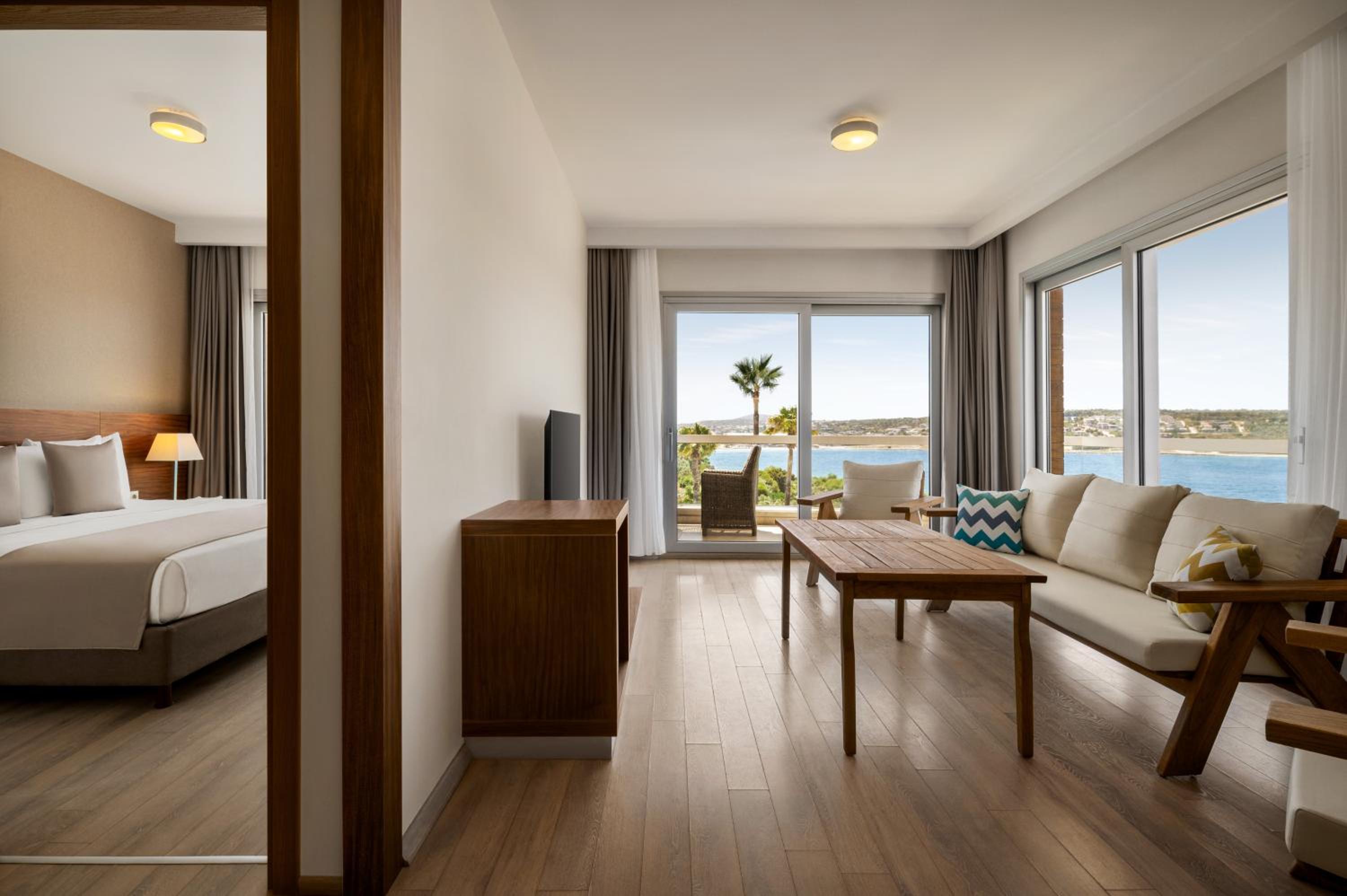 Executive Queen Suite with Sea View photo 3