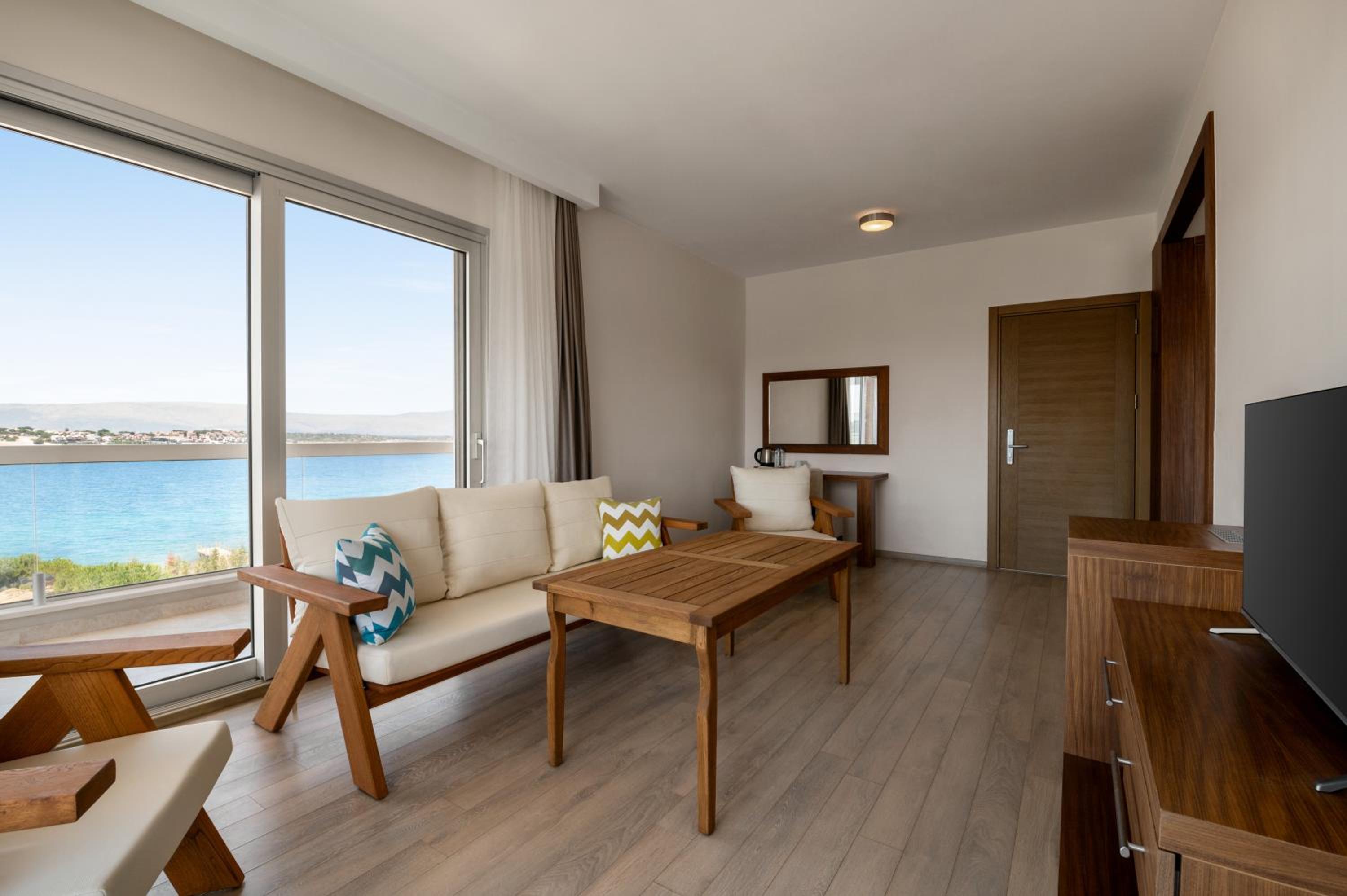 Junior Queen Suite with Garden View photo 2