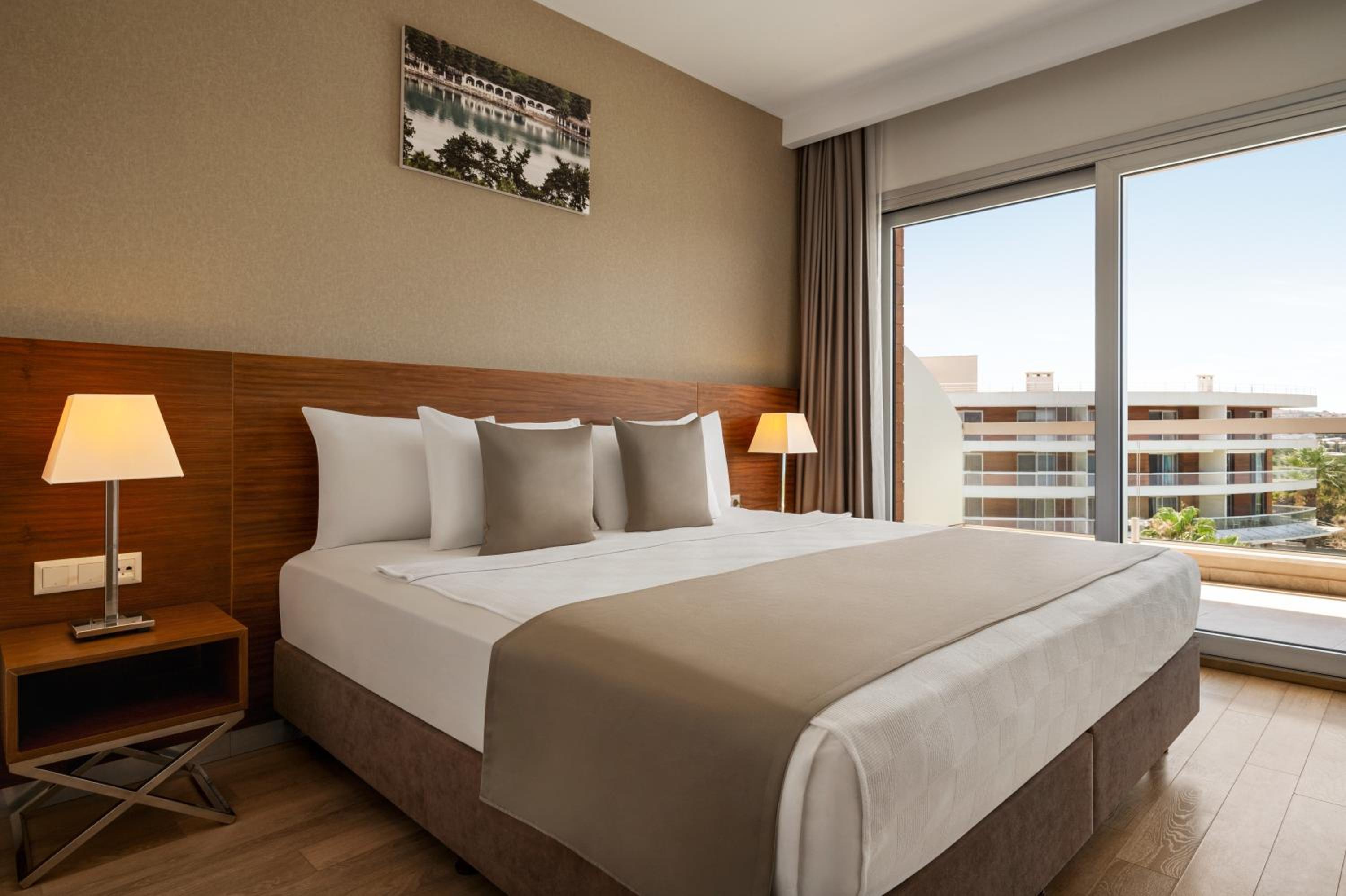 Junior Queen Suite with Garden View
