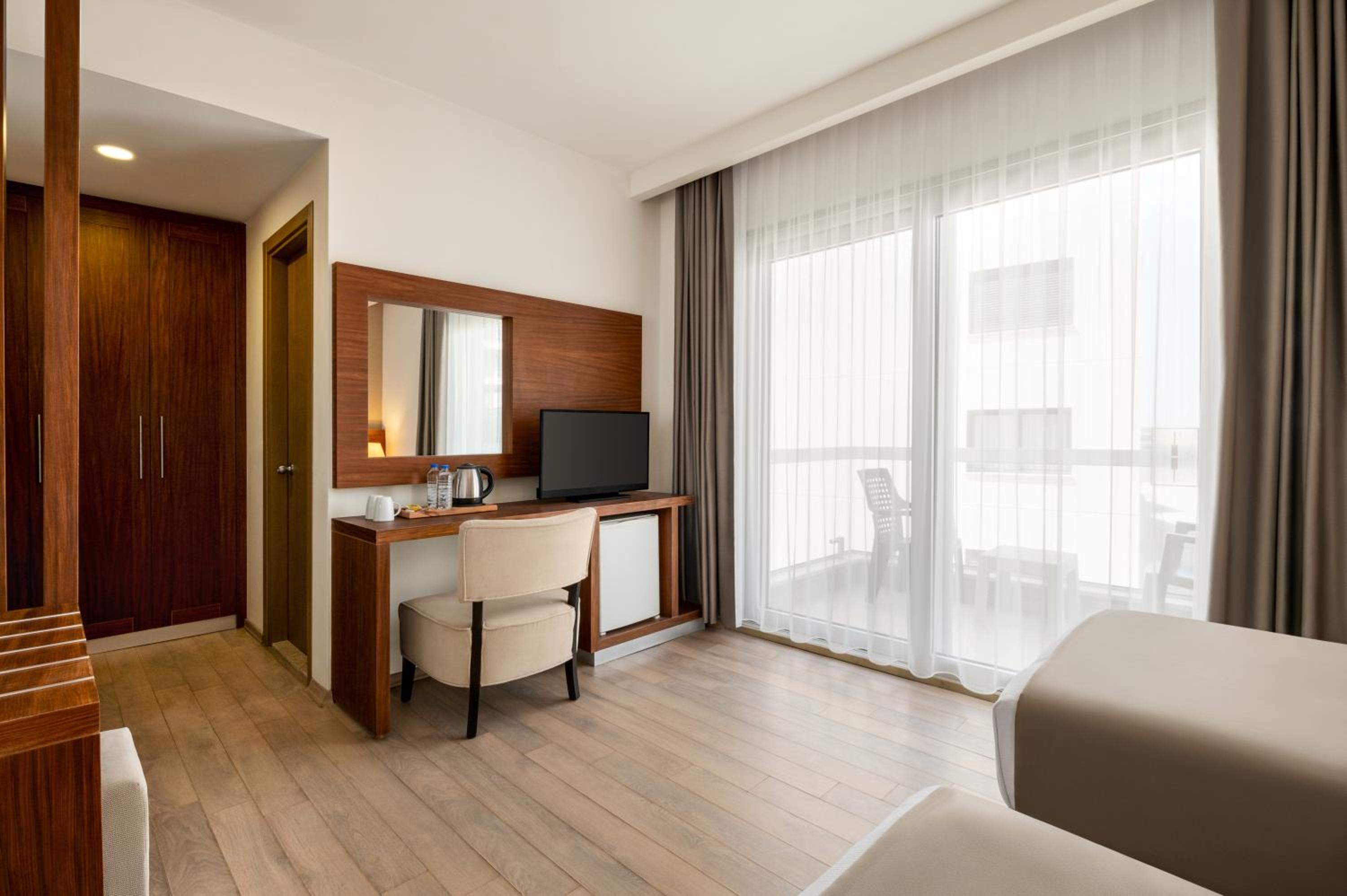 Queen Room with Land View - Accessible photo 3