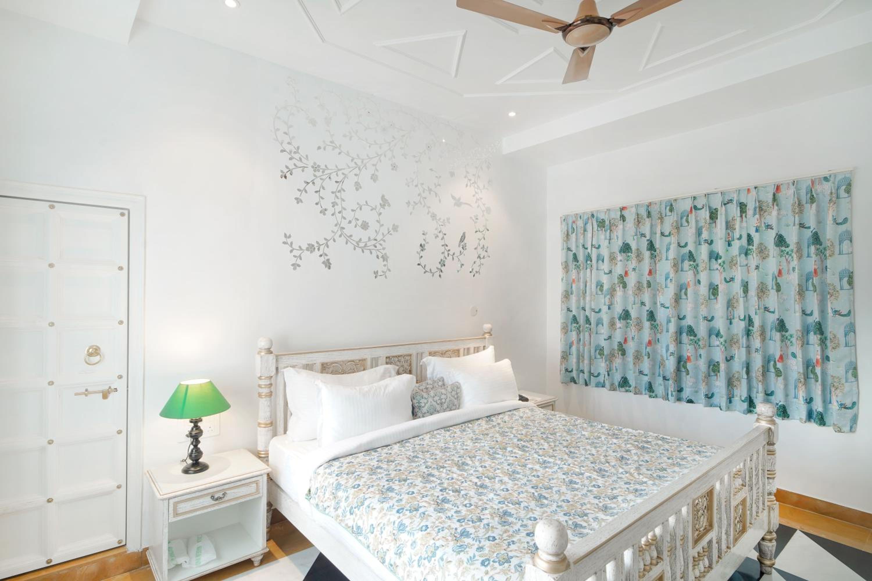 Premier Lake View Rooms - Photo 6