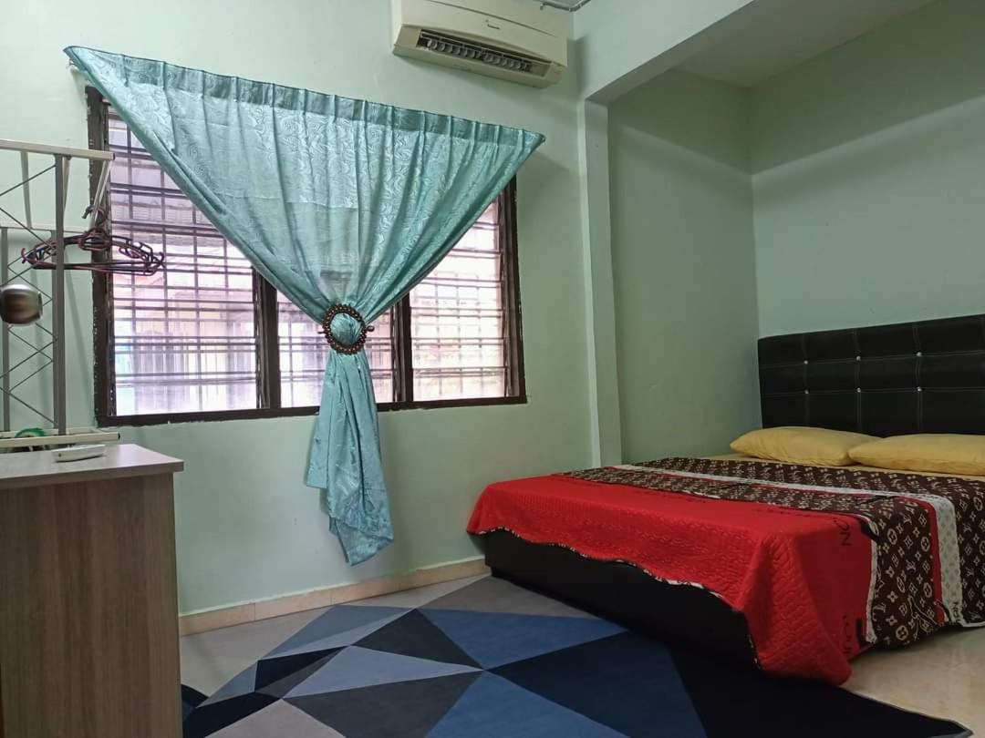 Three-Bedroom House photo 3
