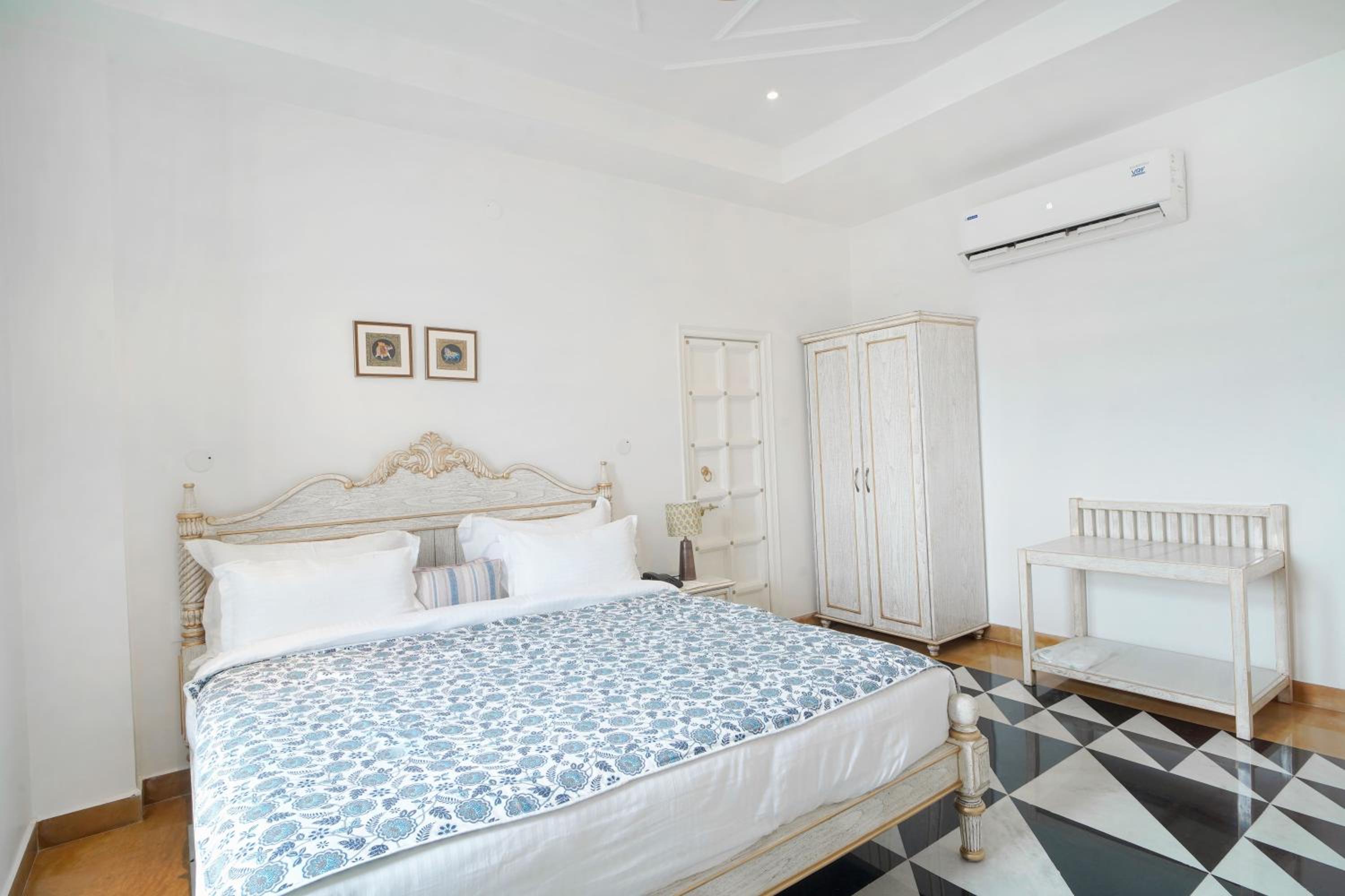 Superior Lake View Rooms - Photo 10