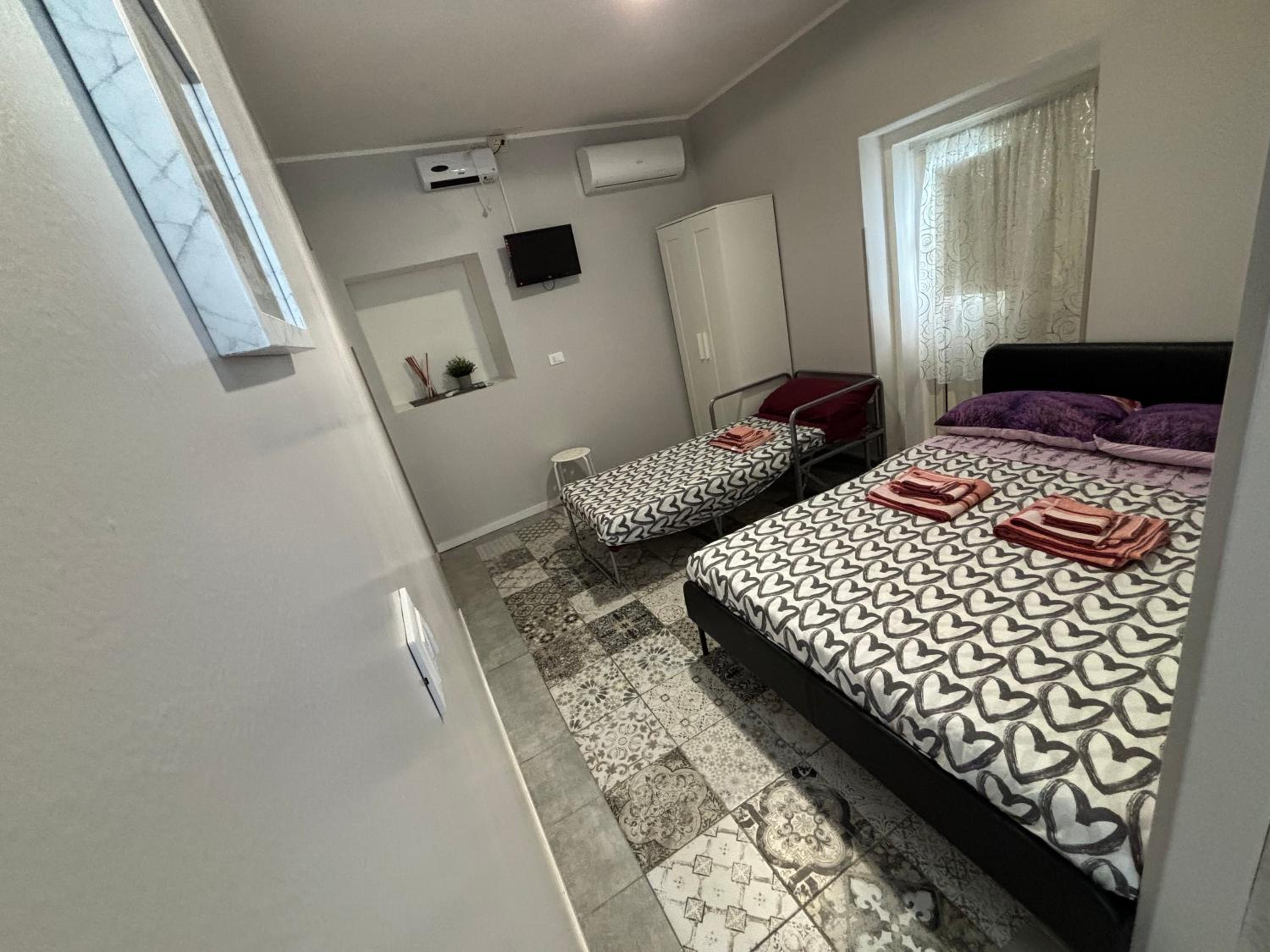 One-Bedroom Apartment photo 1
