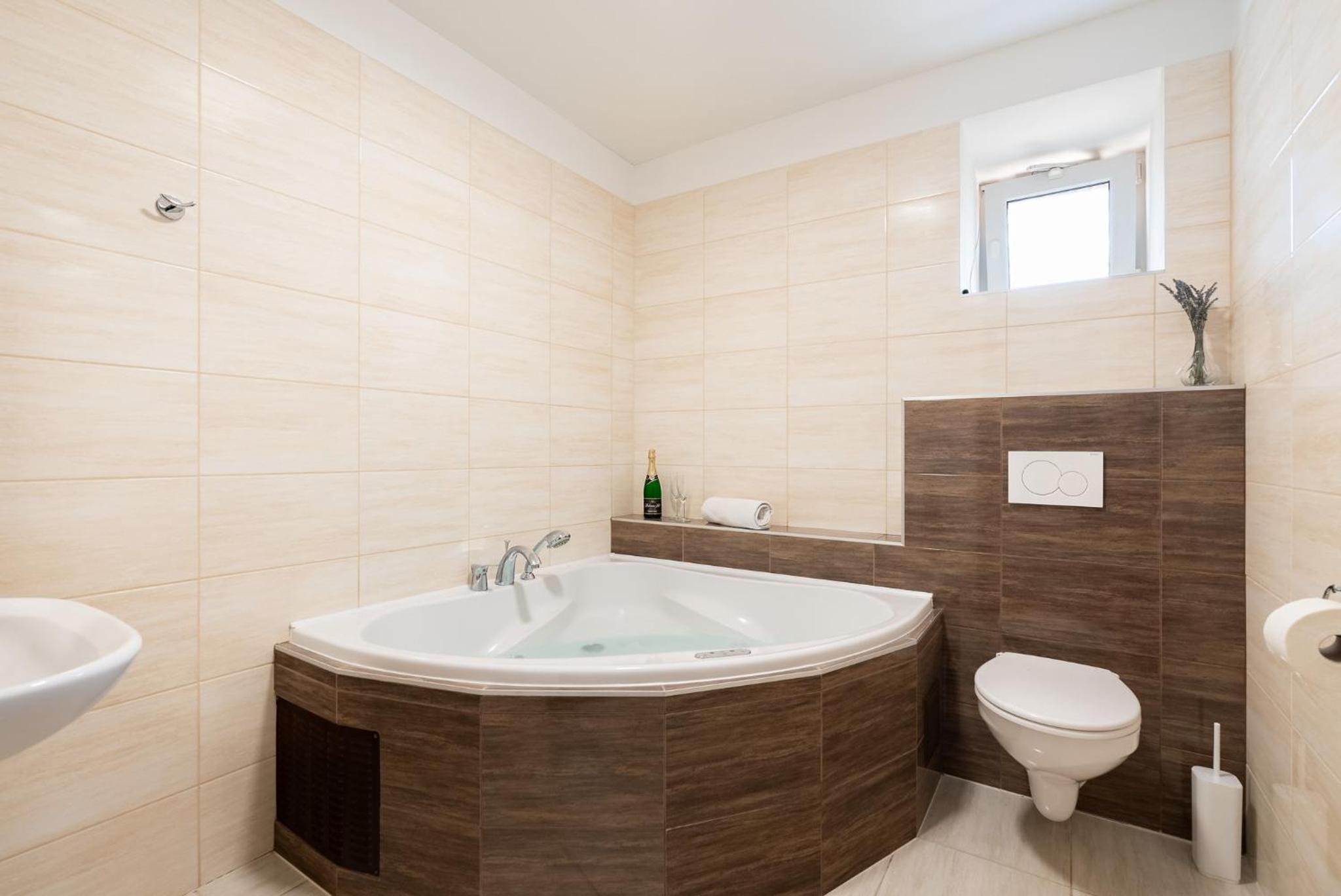 Double Room with Spa Bath photo 1