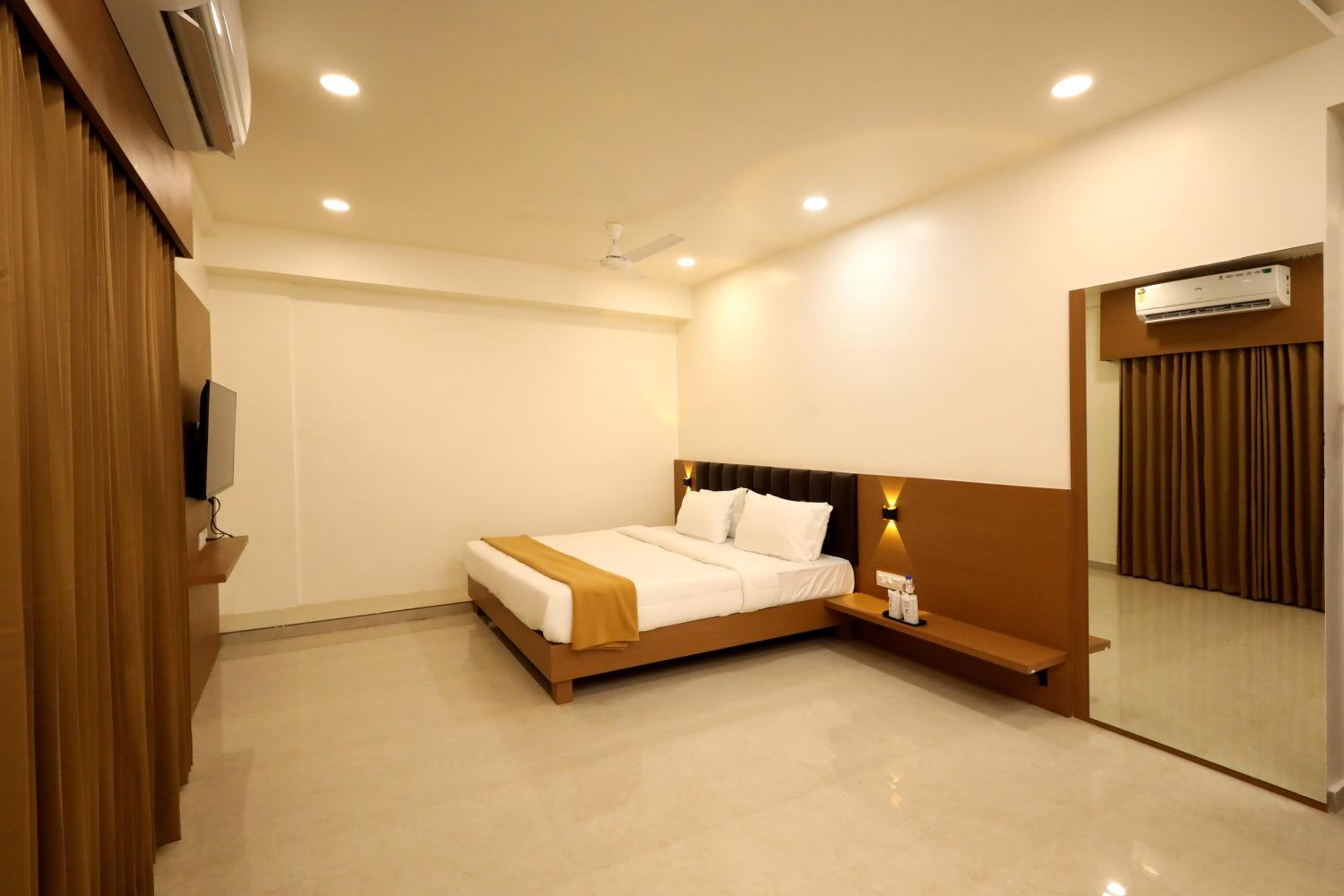 Deluxe Double Room (2 Adults + 1 Child) photo 2