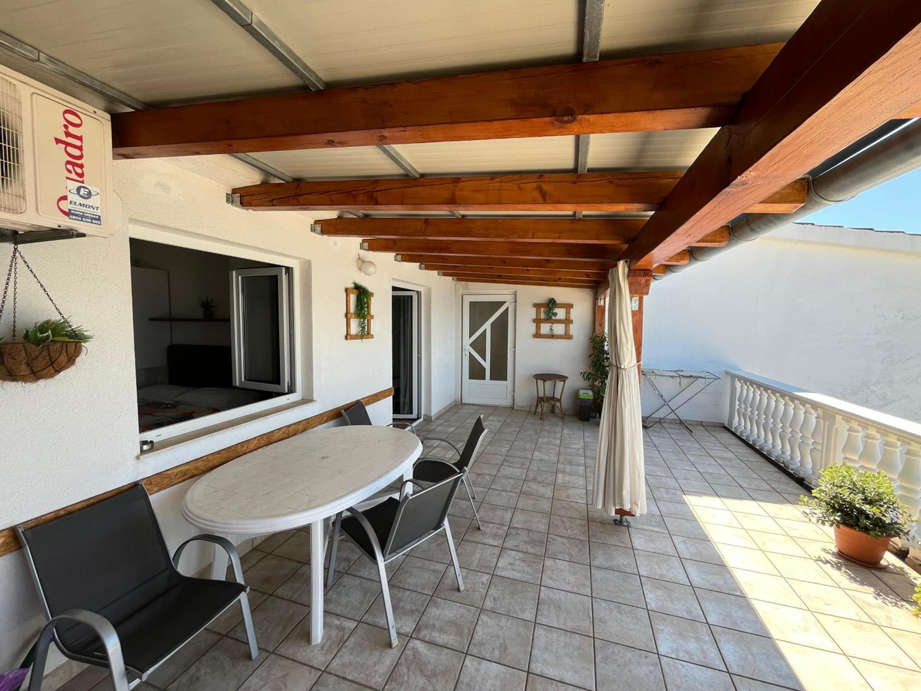 One-Bedroom Apartment with Terrace photo 3